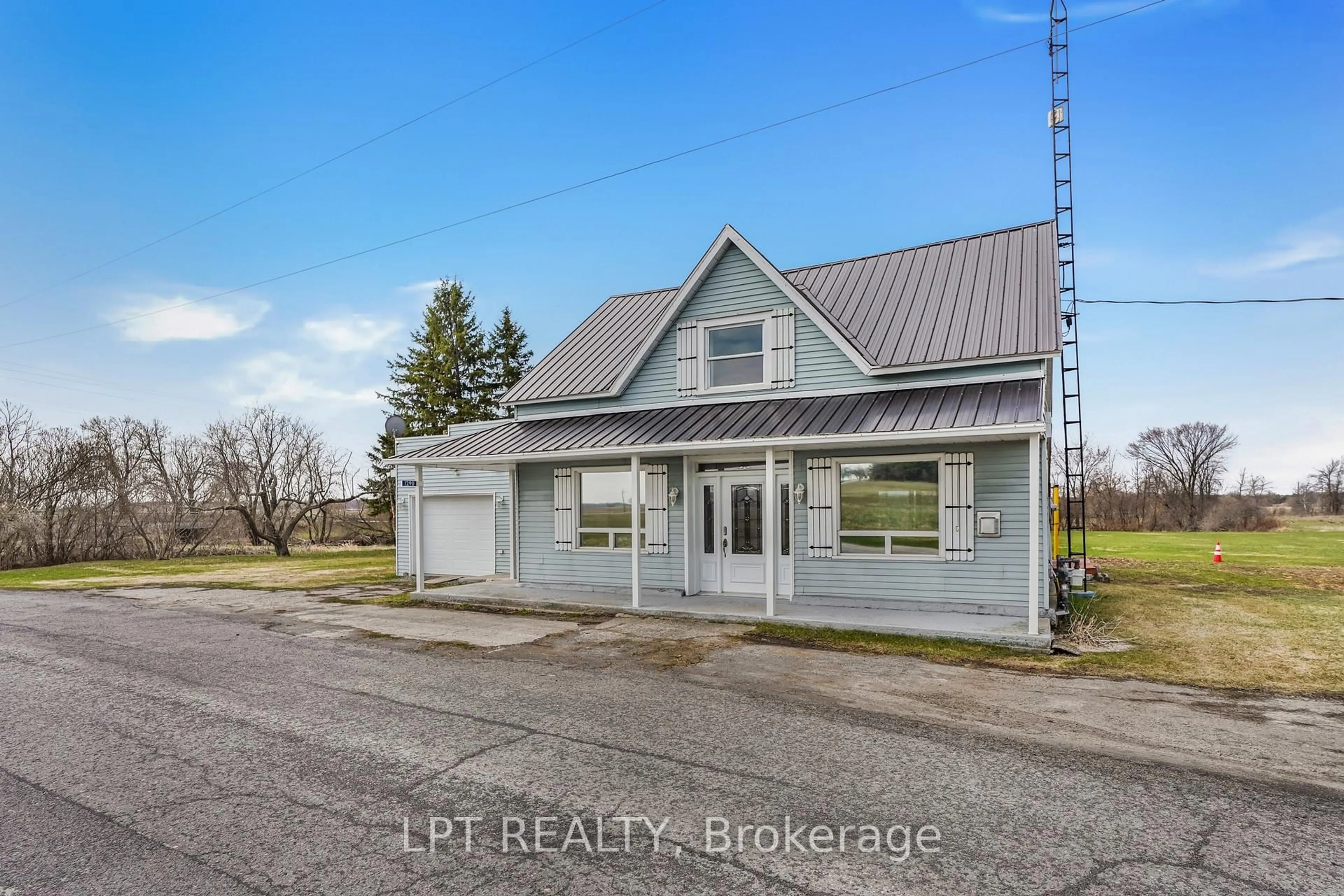 A pic from outside/outdoor area/front of a property/back of a property/a pic from drone, building for 1290 Tannery Rd, North Glengarry Ontario K0B 1E0