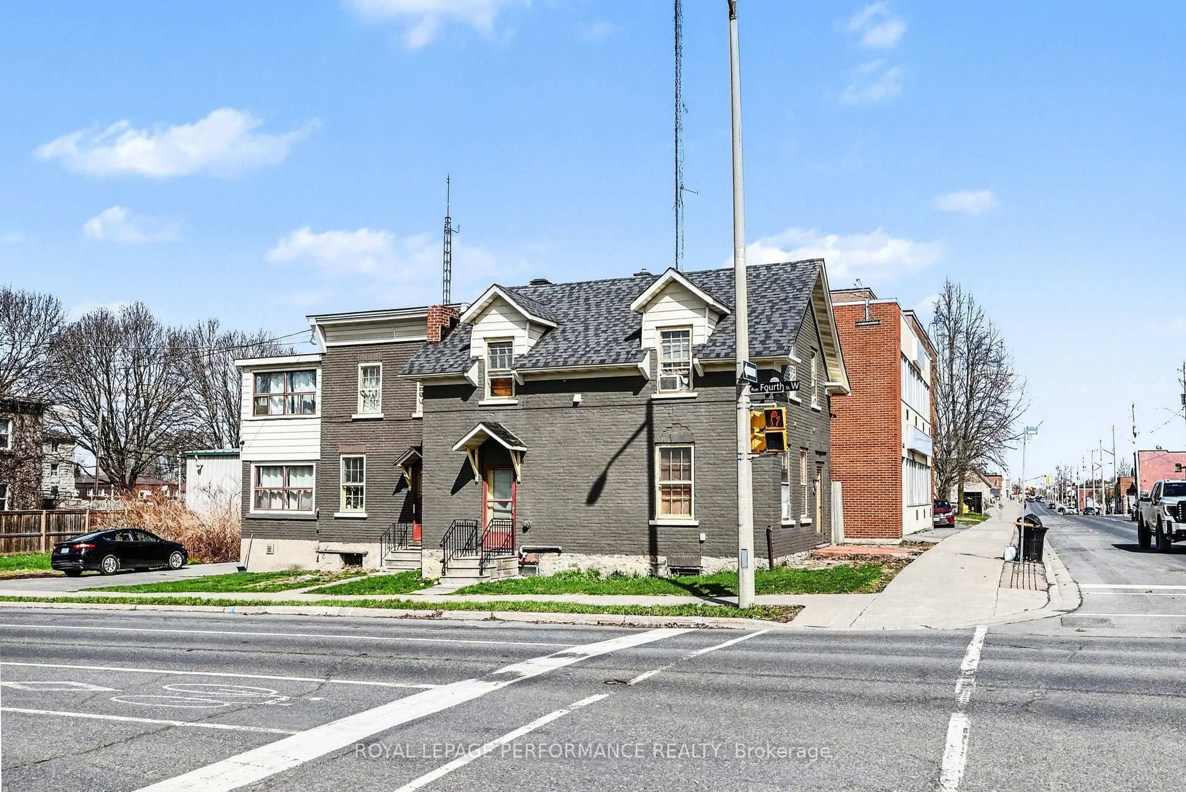 Home with brick exterior material, building for 402 Pitt St, Cornwall Ontario K6J 3R2