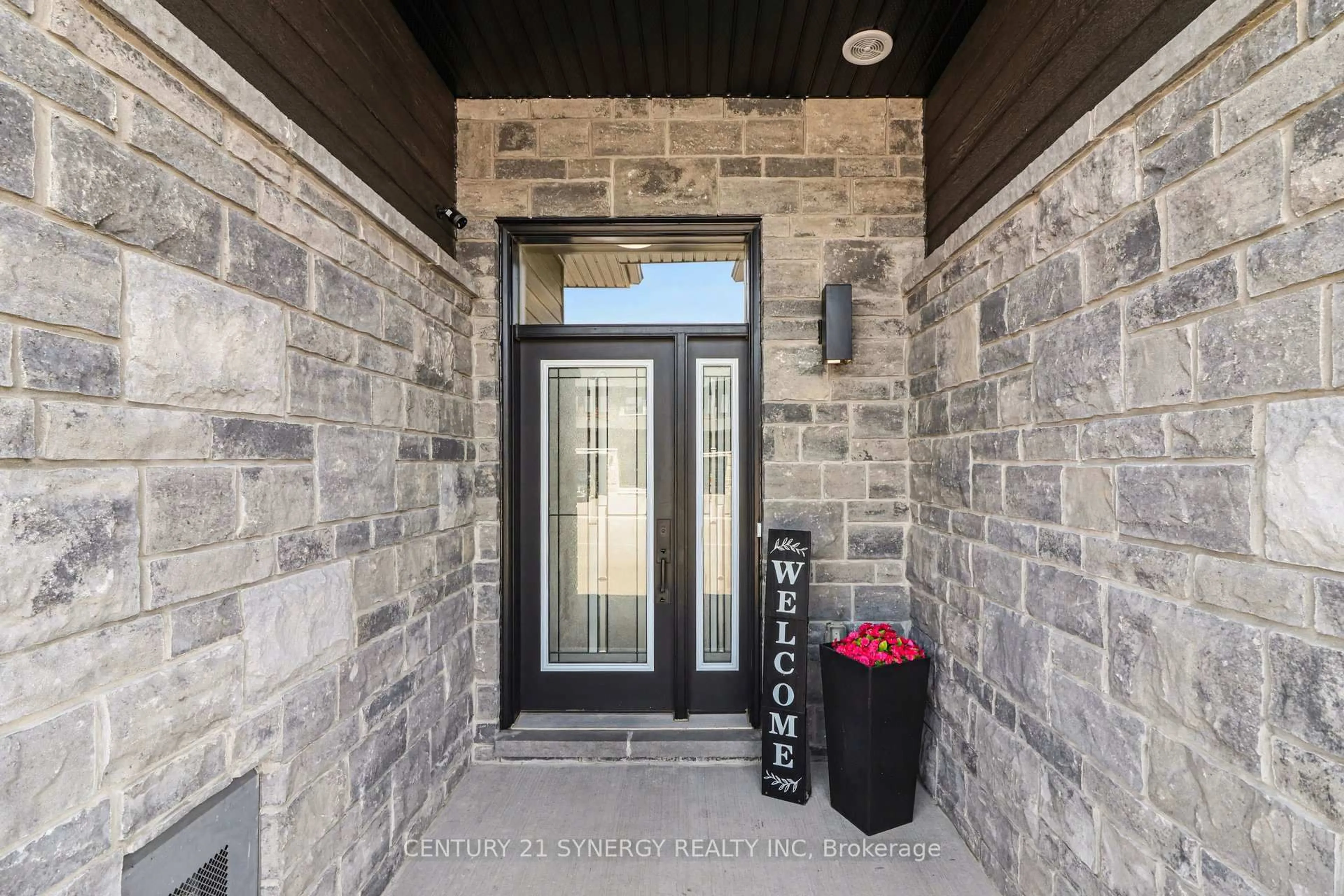 Indoor entryway for 2011 Berne St, Russell Ontario K0A 1W0