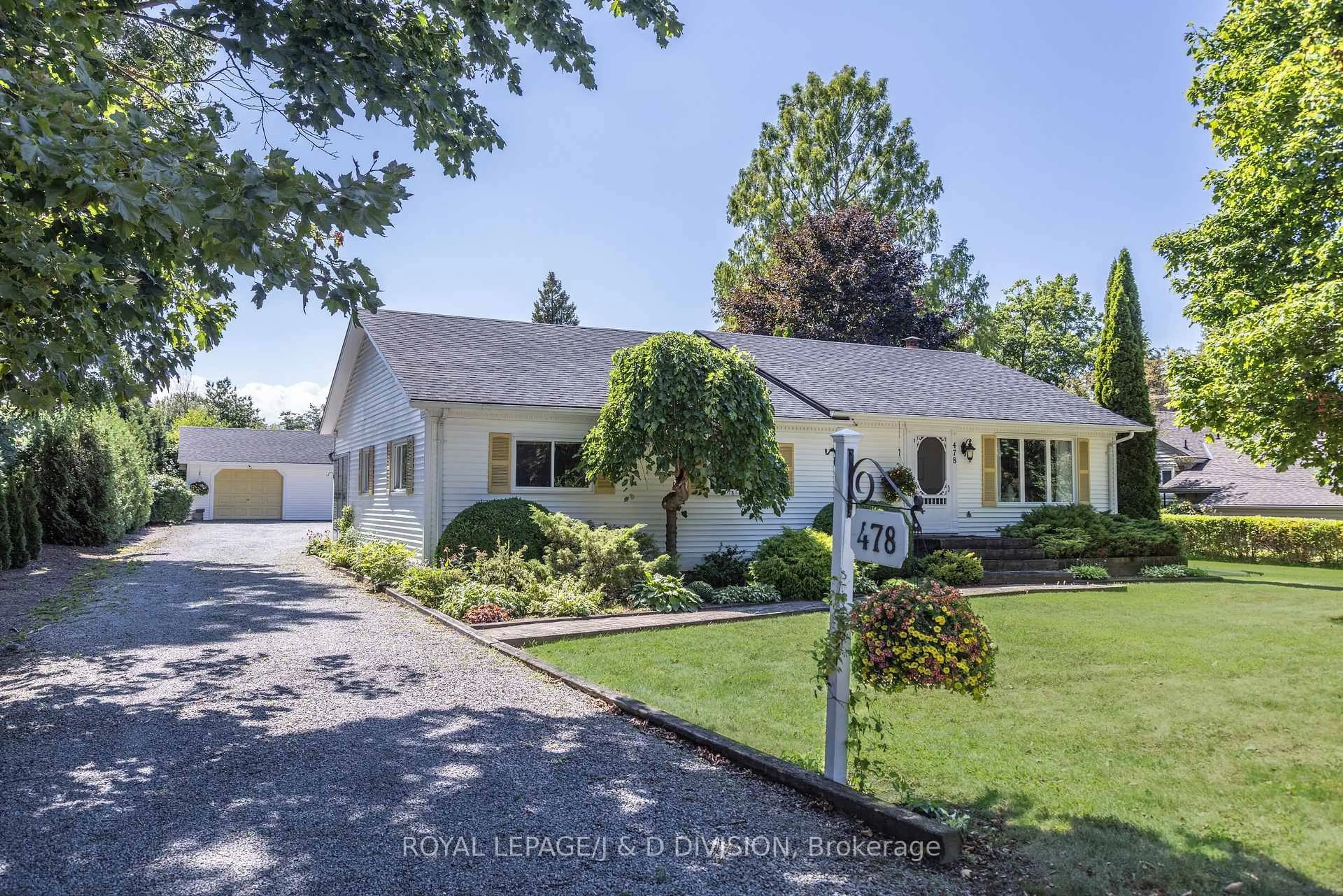 A pic from outside/outdoor area/front of a property/back of a property/a pic from drone, street for 478 Johnson St, Niagara-on-the-Lake Ontario L0S 1J0