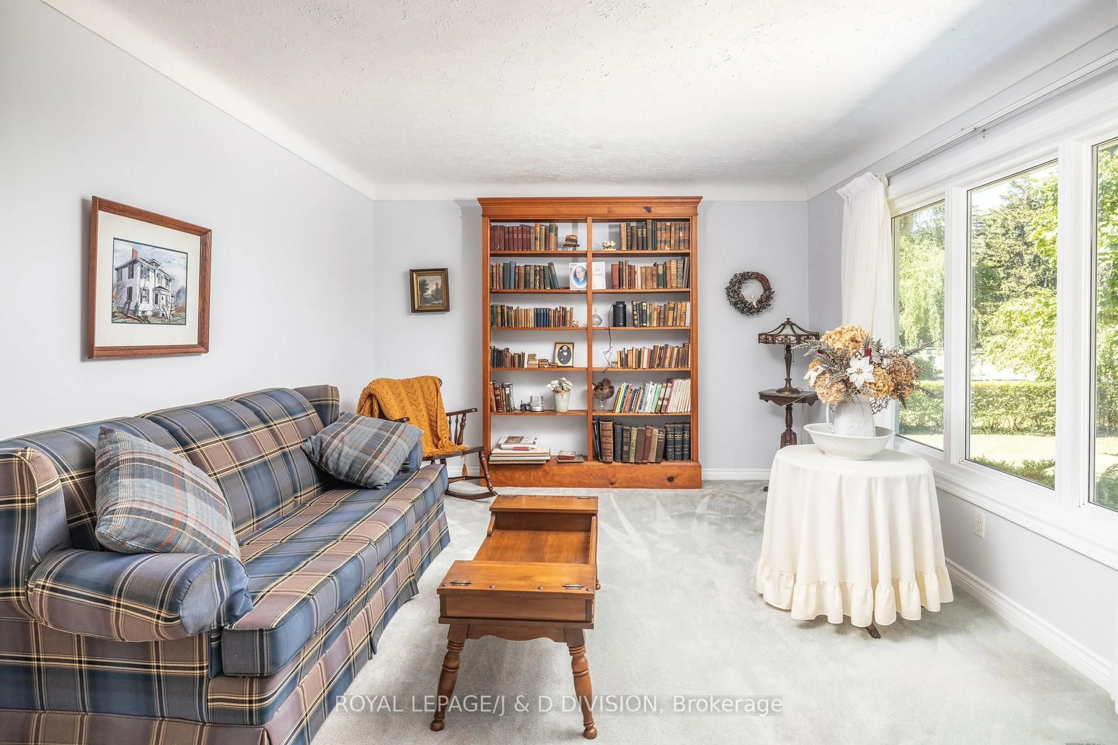 Living room with furniture, unknown for 478 Johnson St, Niagara-on-the-Lake Ontario L0S 1J0