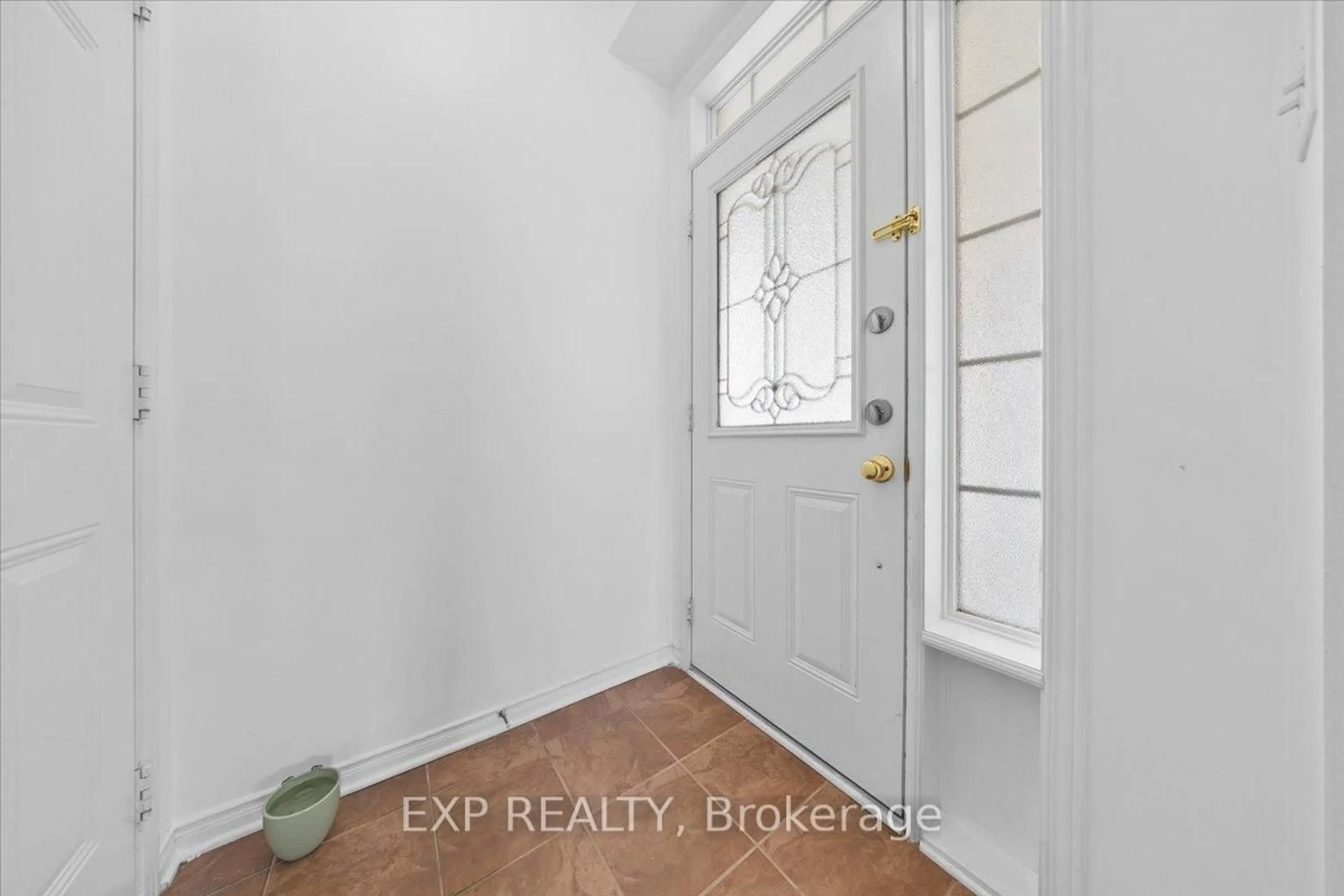 Indoor entryway for 628 Pepperville Cres, Ottawa Ontario K2M 0E8