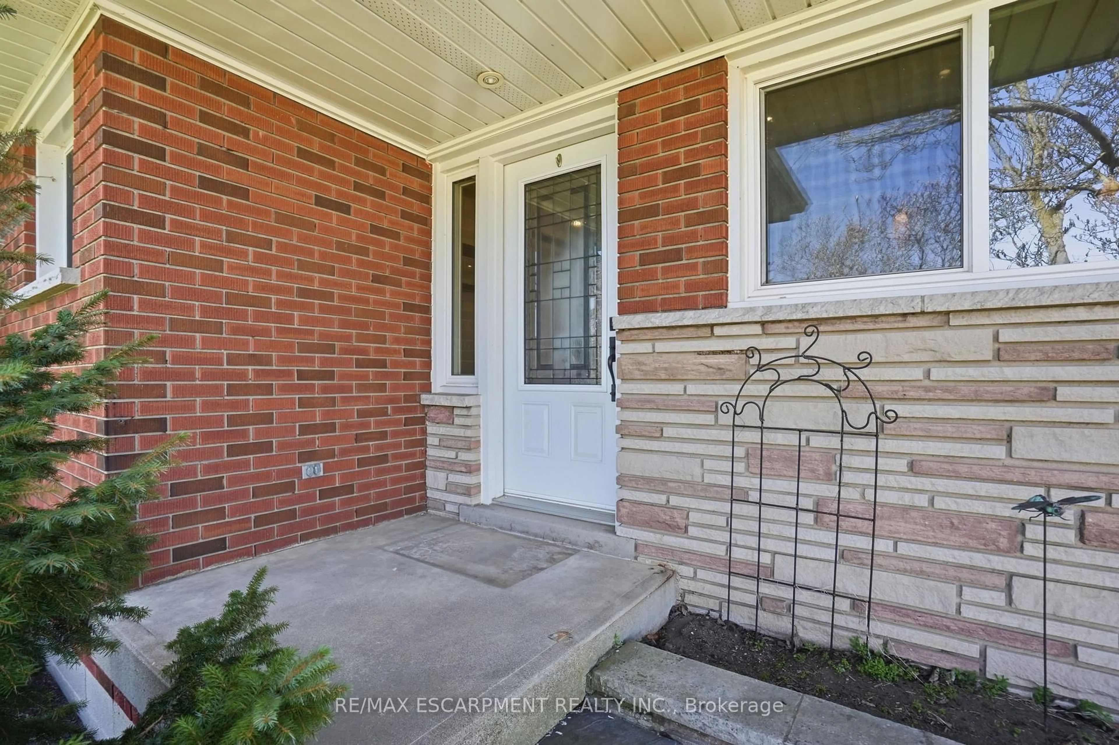 Indoor entryway for 371 Highway 52, Hamilton Ontario L9H 5E2