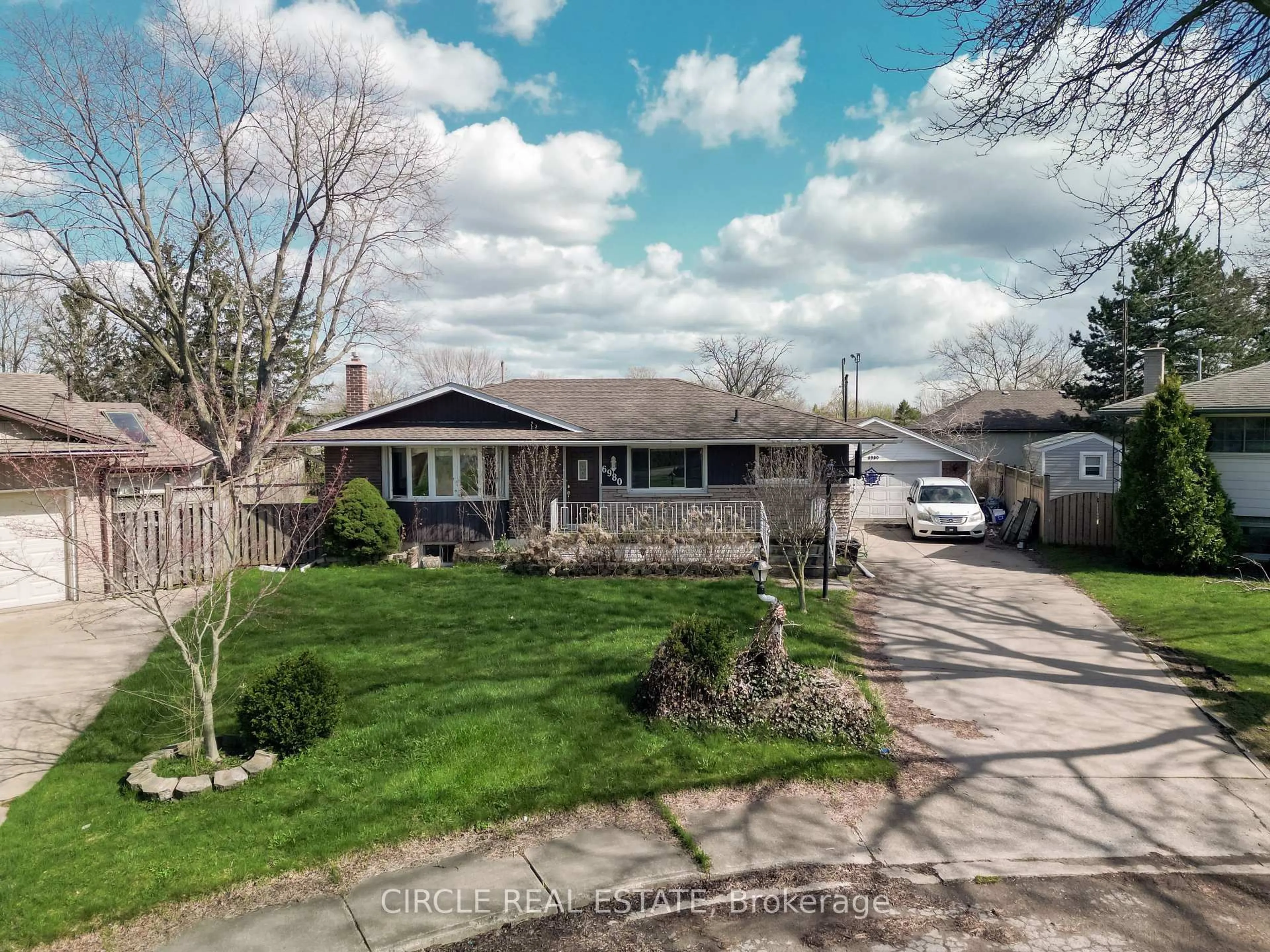 A pic from outside/outdoor area/front of a property/back of a property/a pic from drone, street for 6980 Concord Crt, Niagara Falls Ontario L2G 5G6