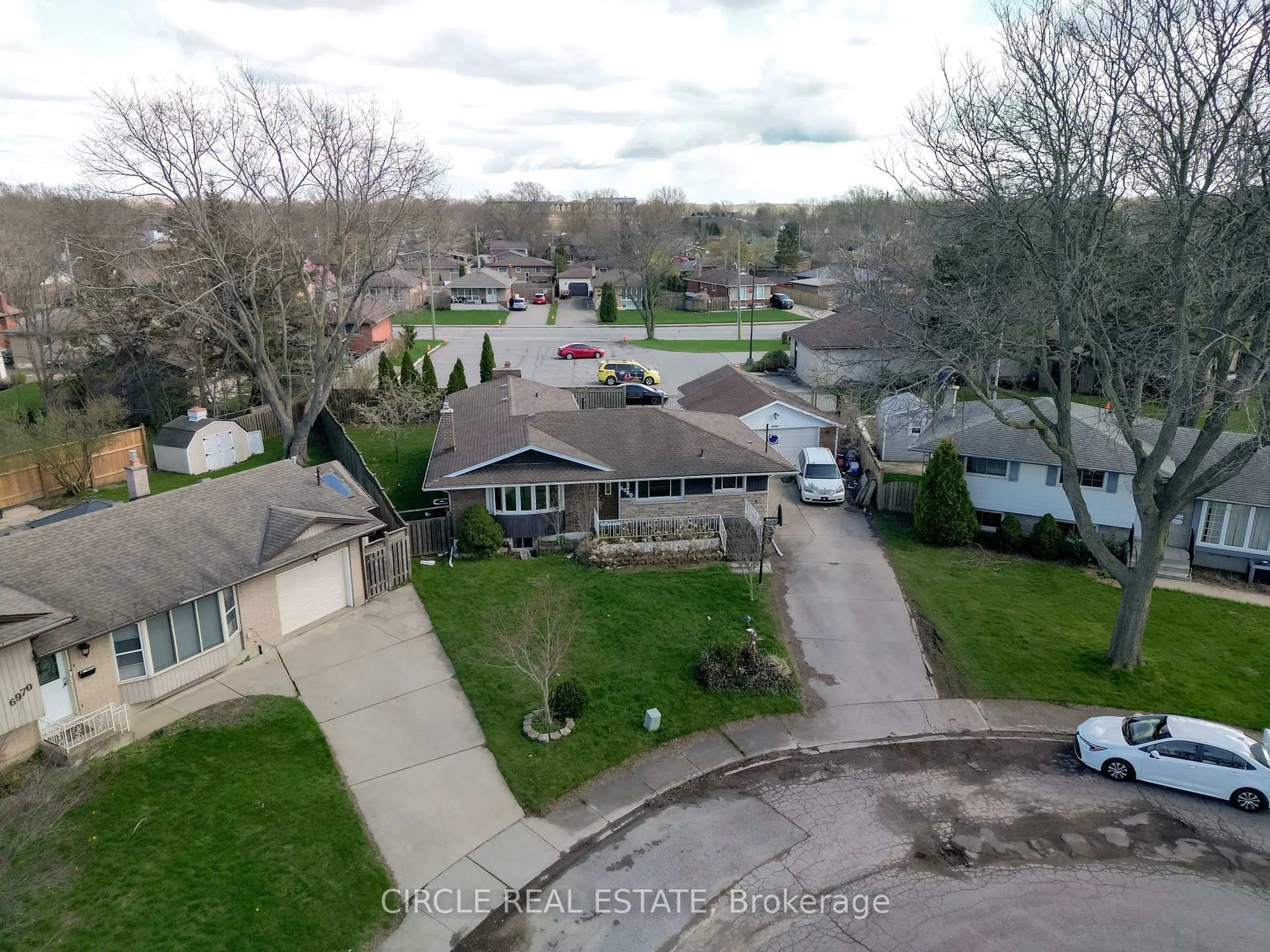 A pic from outside/outdoor area/front of a property/back of a property/a pic from drone, street for 6980 Concord Crt, Niagara Falls Ontario L2G 5G6