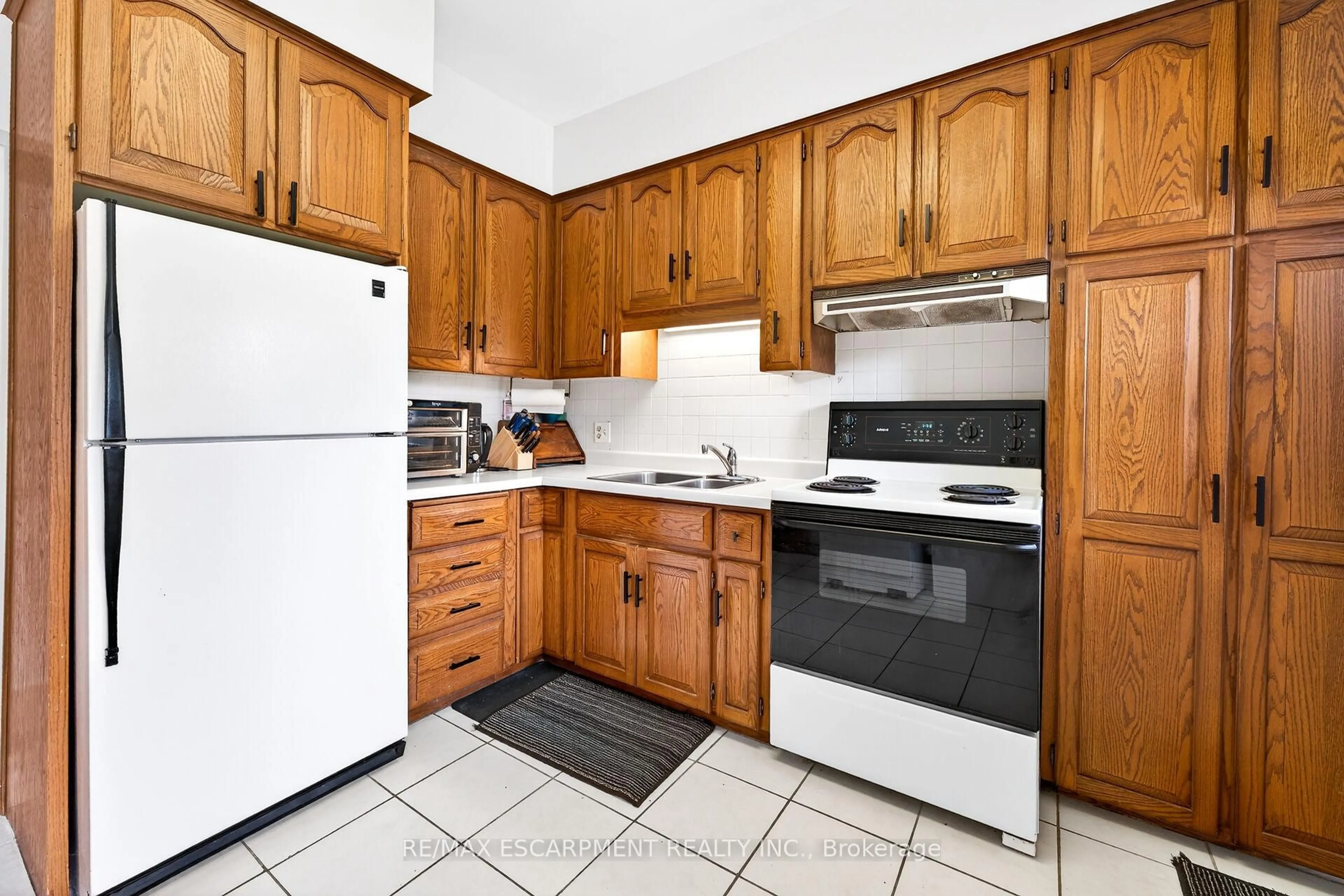 Standard kitchen, ceramic/tile floor for 188 Park Row, Hamilton Ontario L8K 2K2