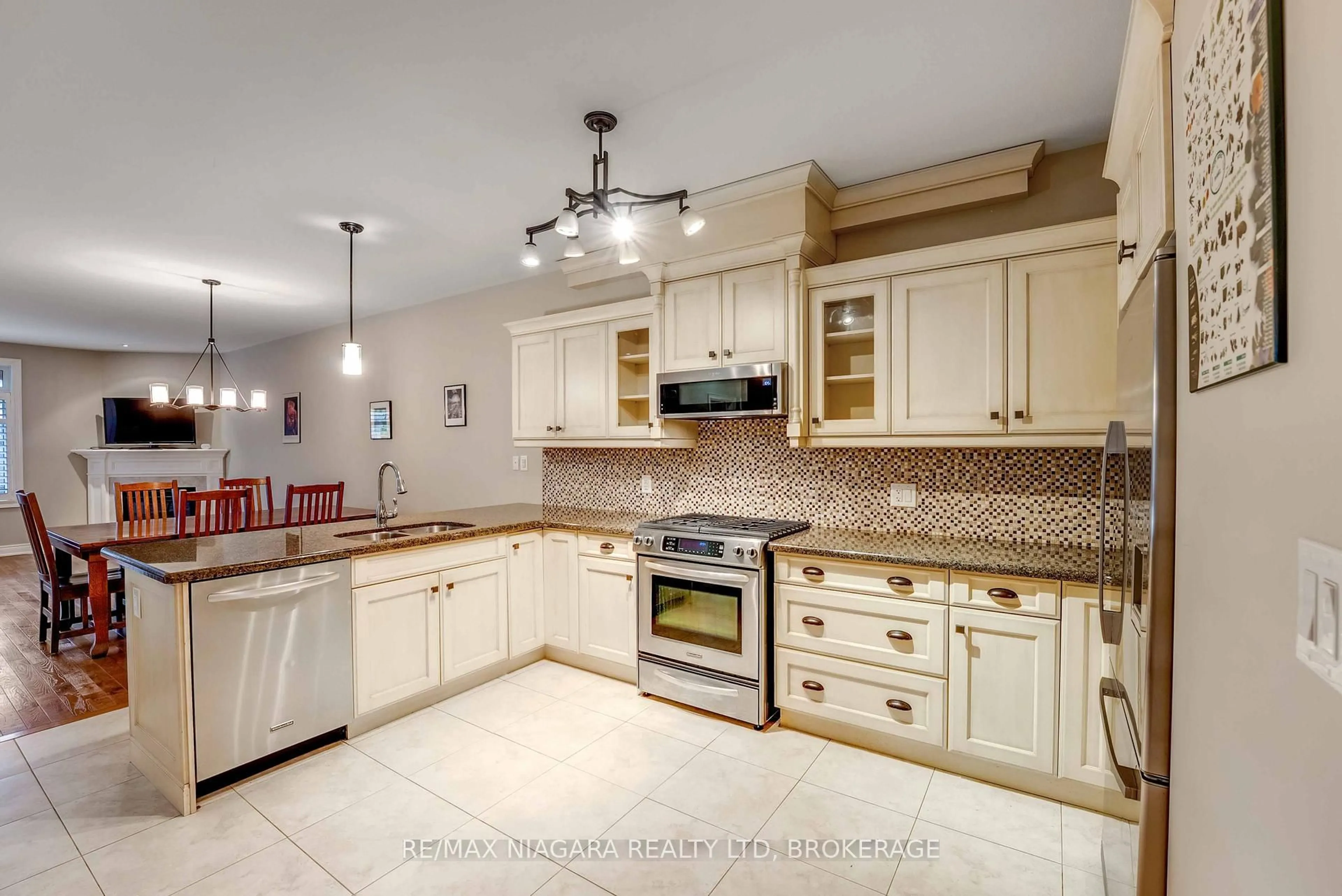 Open concept kitchen, ceramic/tile floor for 24 EMERALD COMMON, St. Catharines Ontario L2M 0A7