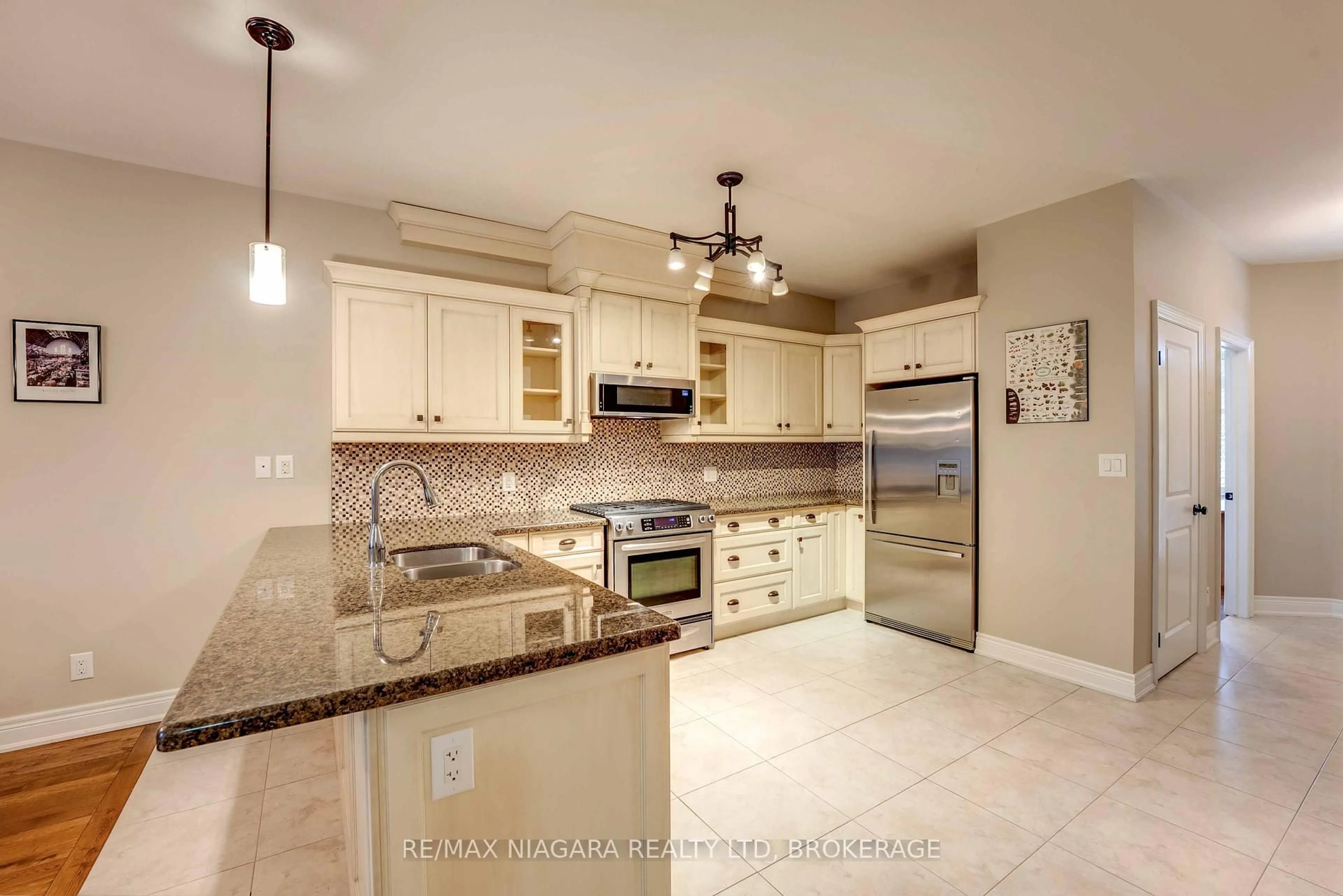 Open concept kitchen, ceramic/tile floor for 24 EMERALD COMMON, St. Catharines Ontario L2M 0A7