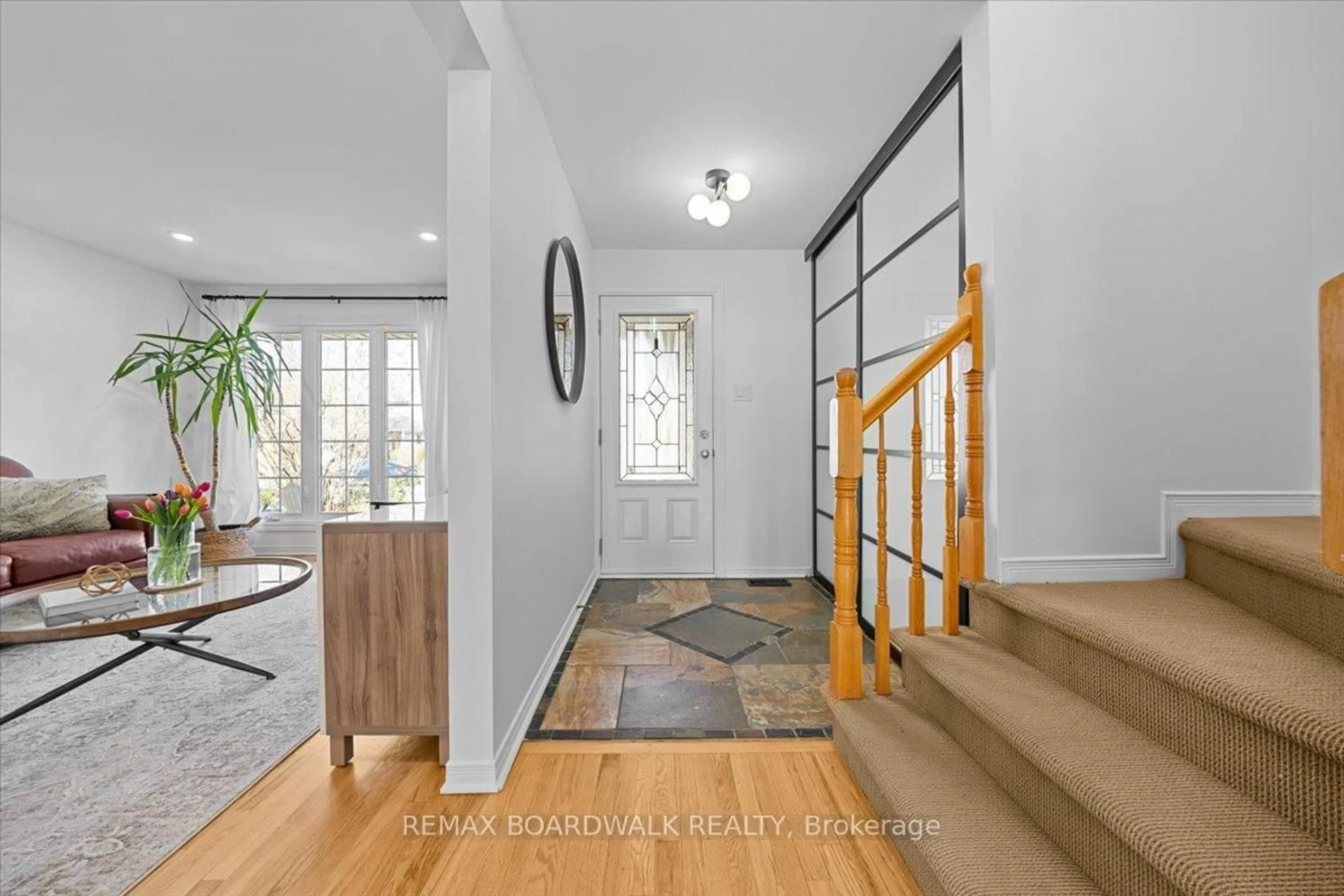 Indoor entryway for 1715 Teakdale Ave, Orleans Ontario K1C 6M8