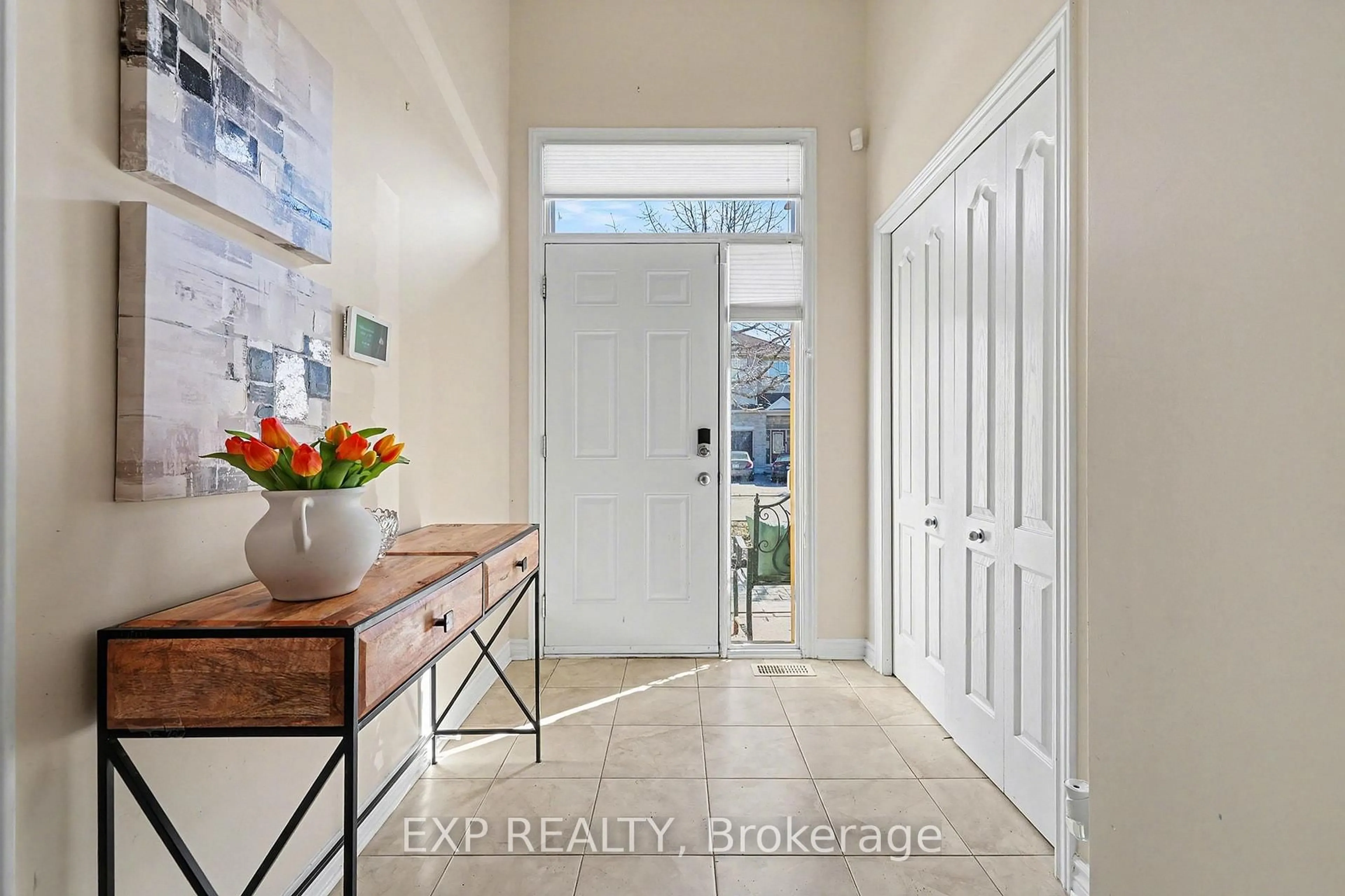 Indoor entryway for 282 Broxburn Cres, Ottawa Ontario K2J 0P1