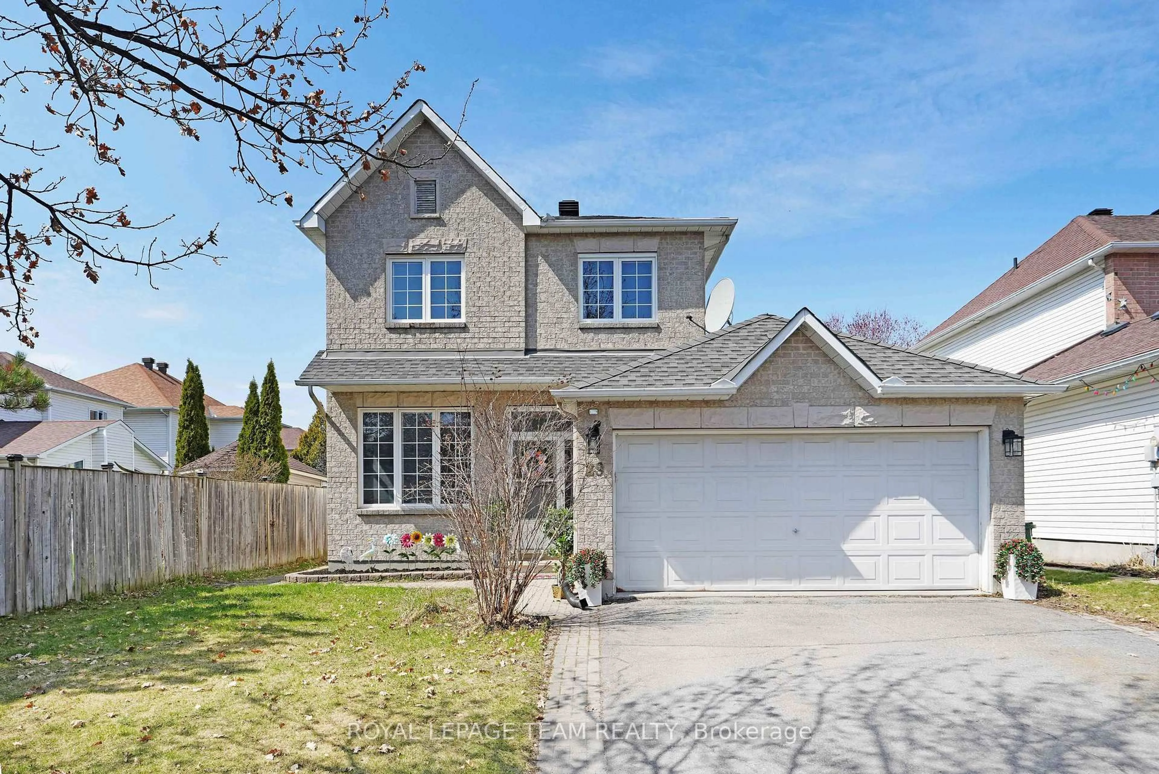 Home with vinyl exterior material, street for 29 Apple Creek Cres, Kanata Ontario K2M 2N3