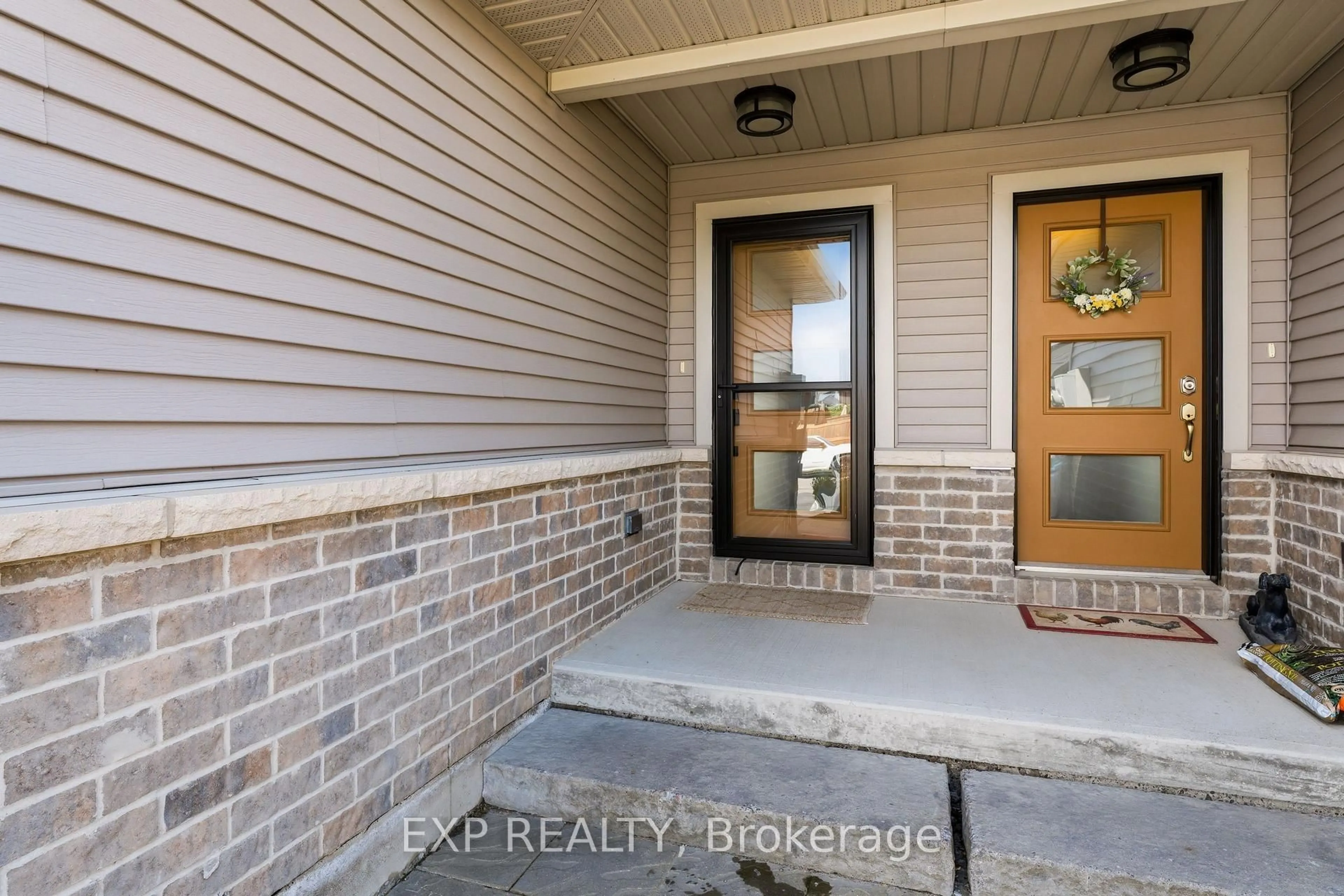 Indoor entryway for 39 Ridgeway Pl, Belleville Ontario K8P 5G3