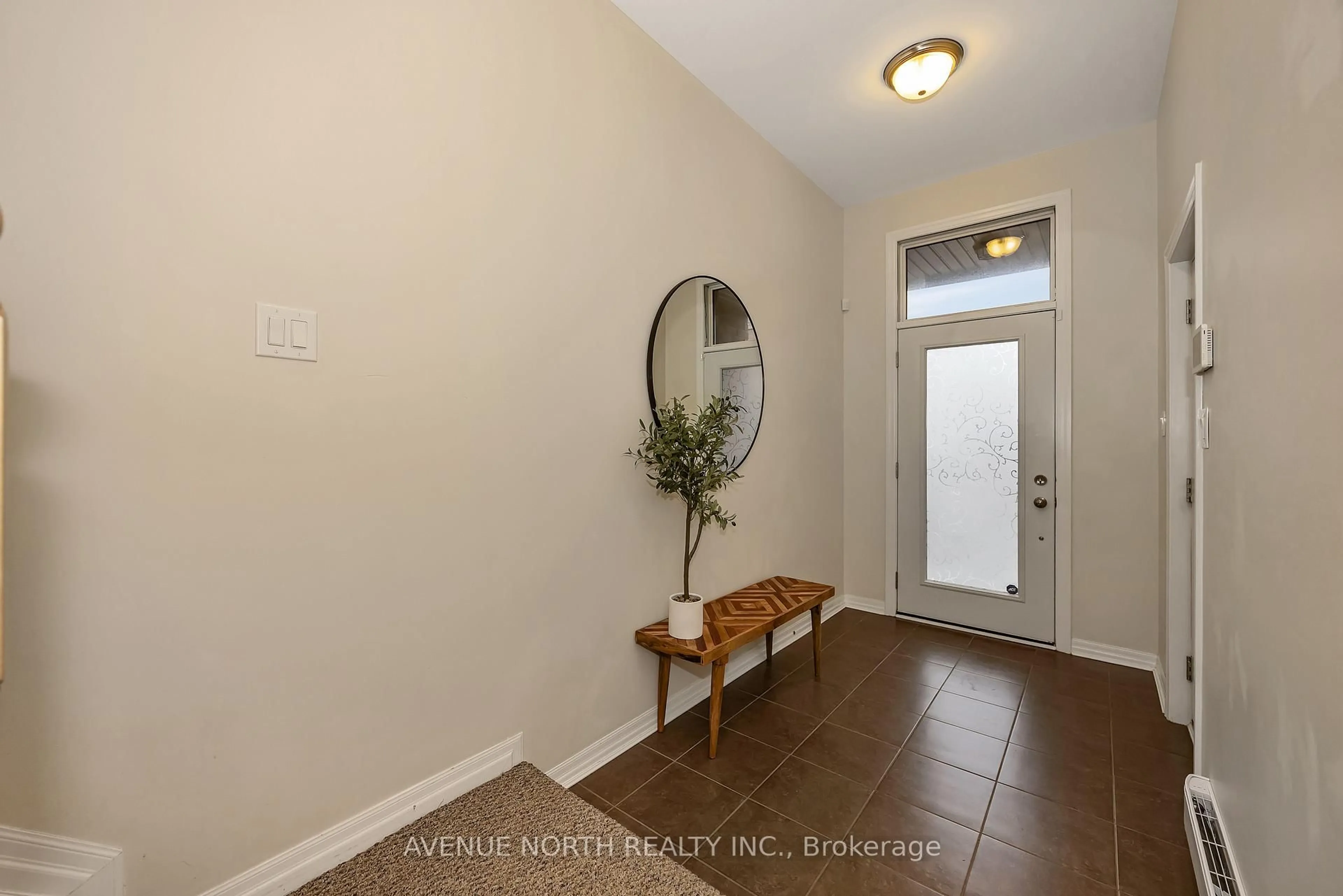 Indoor entryway for 120 Lionel Private, Ottawa Ontario K4A 0X1