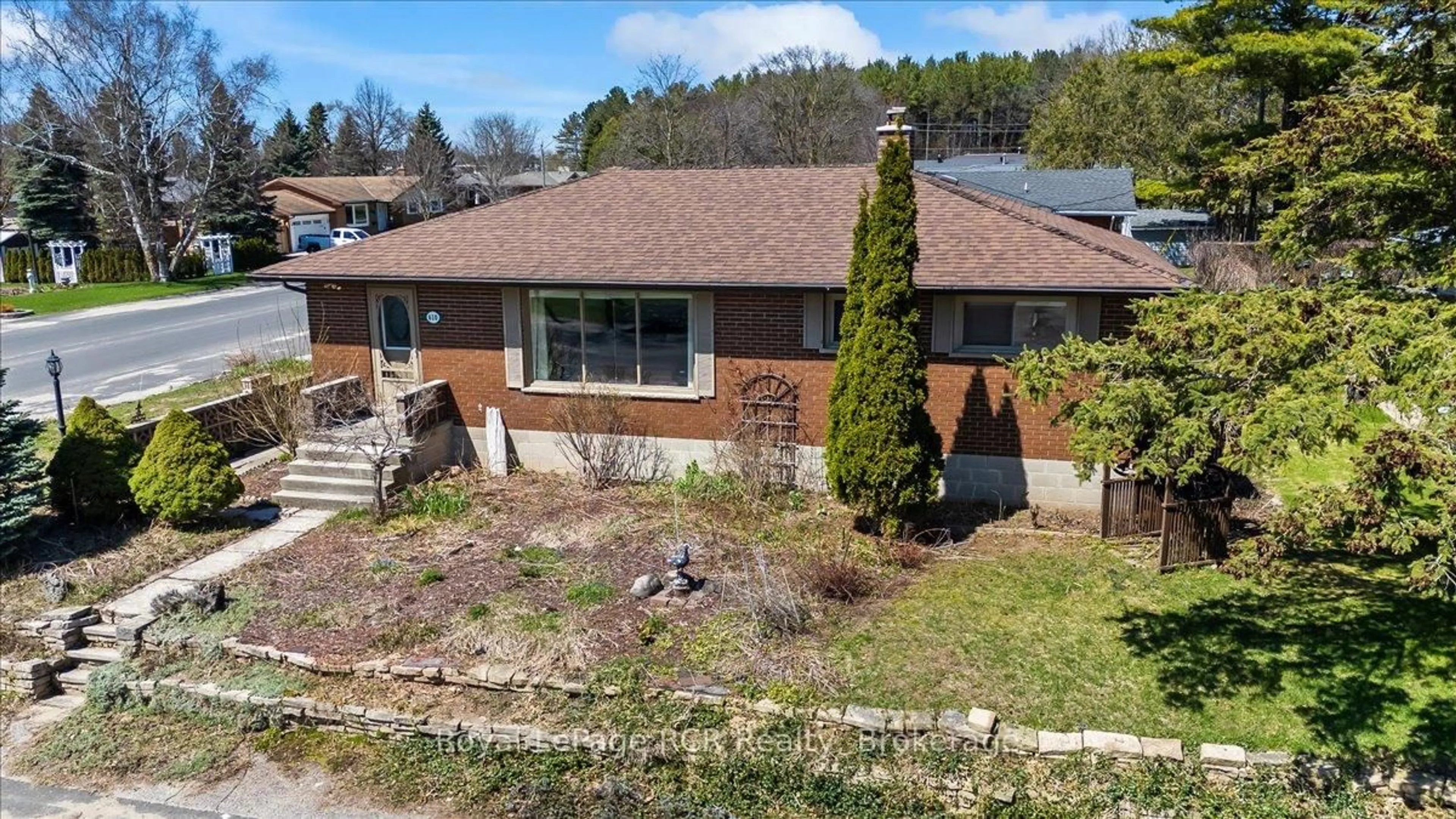 A pic from outside/outdoor area/front of a property/back of a property/a pic from drone, unknown for 610 13th St, Hanover Ontario N4N 1Y8