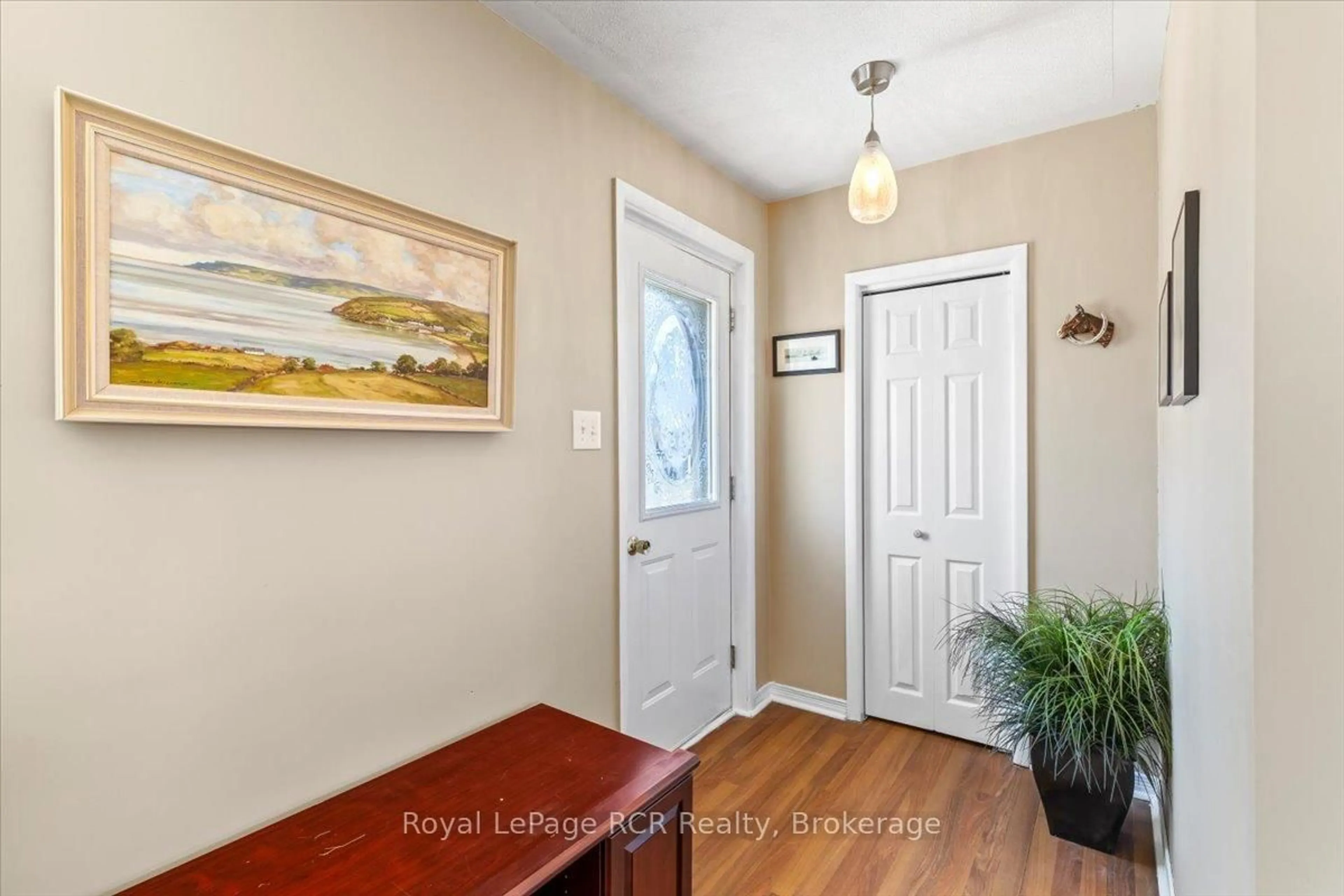 Indoor entryway for 610 13th St, Hanover Ontario N4N 1Y8