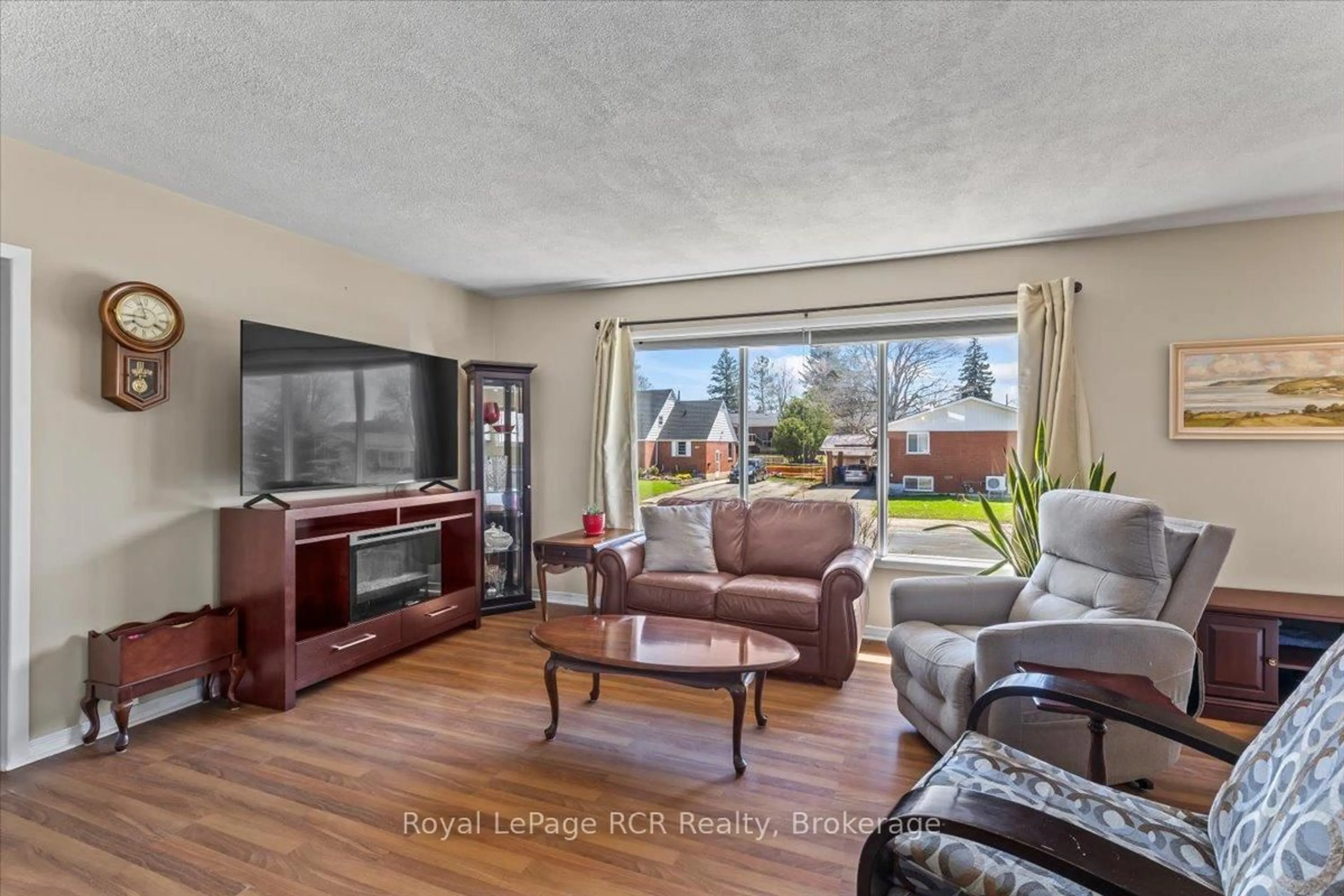 Living room with furniture, unknown for 610 13th St, Hanover Ontario N4N 1Y8