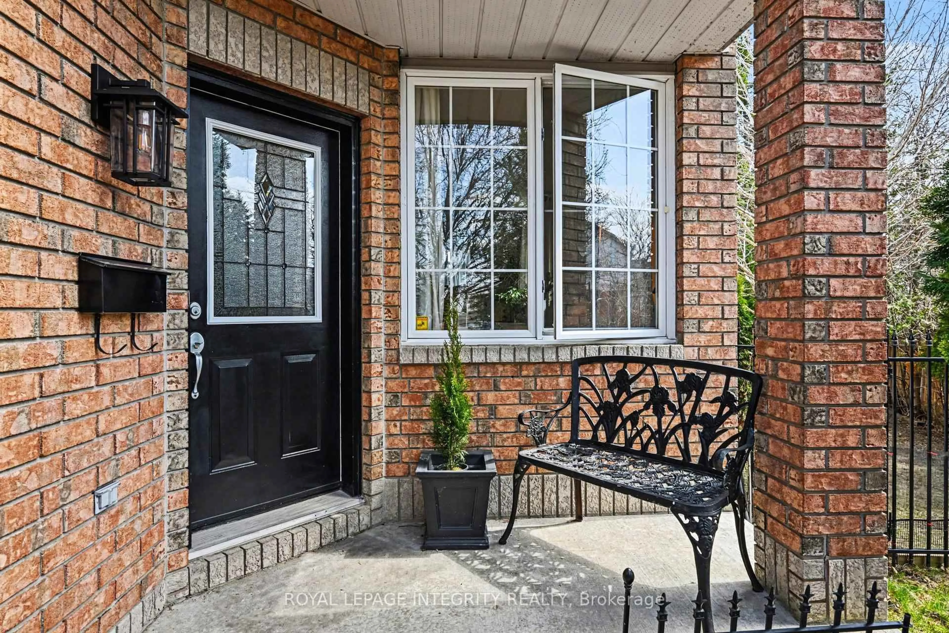 Indoor entryway for 52 Kincardine Dr, Ottawa Ontario K2V 1B3