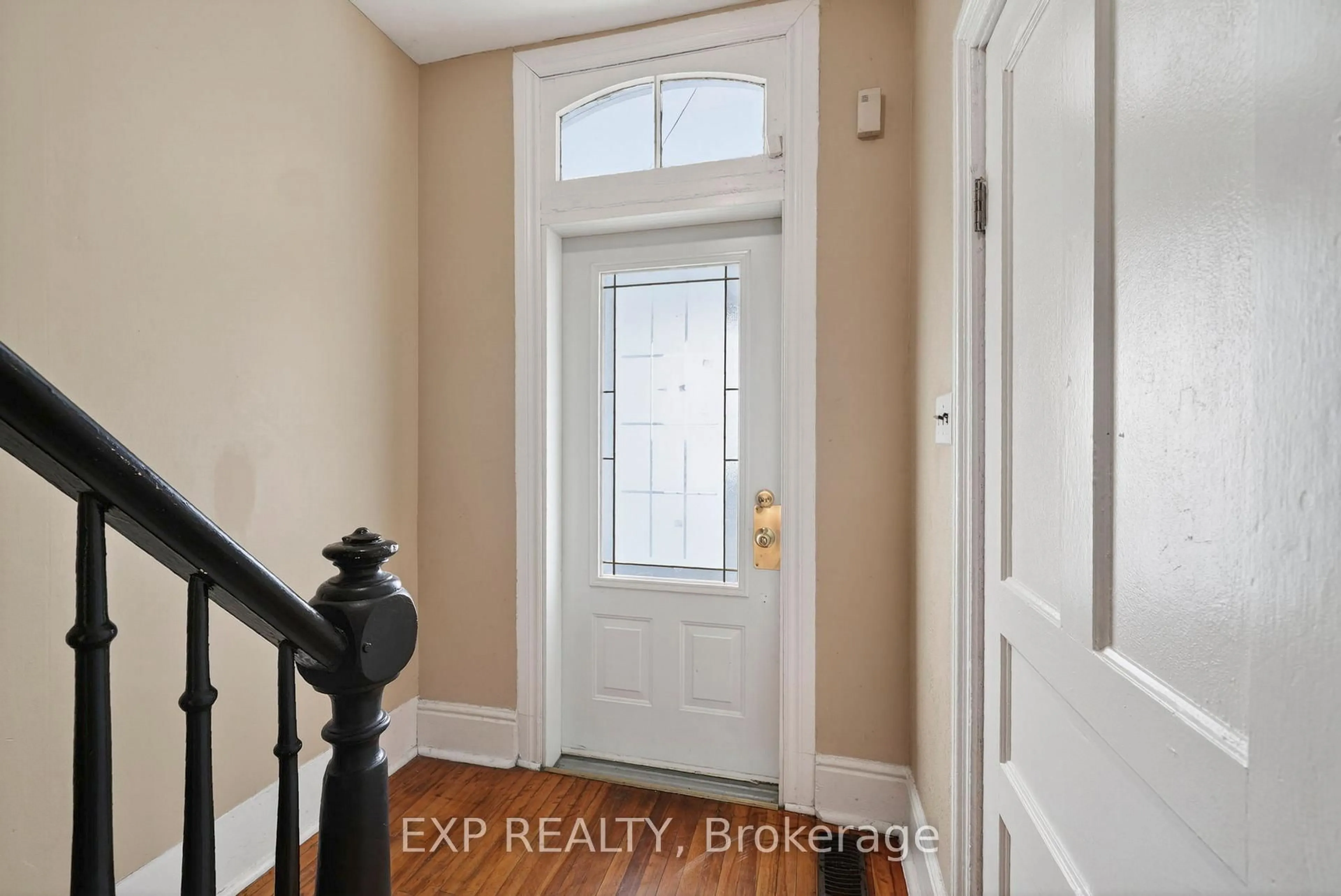 Indoor entryway for 231 Water St, Cornwall Ontario K6J 1A4