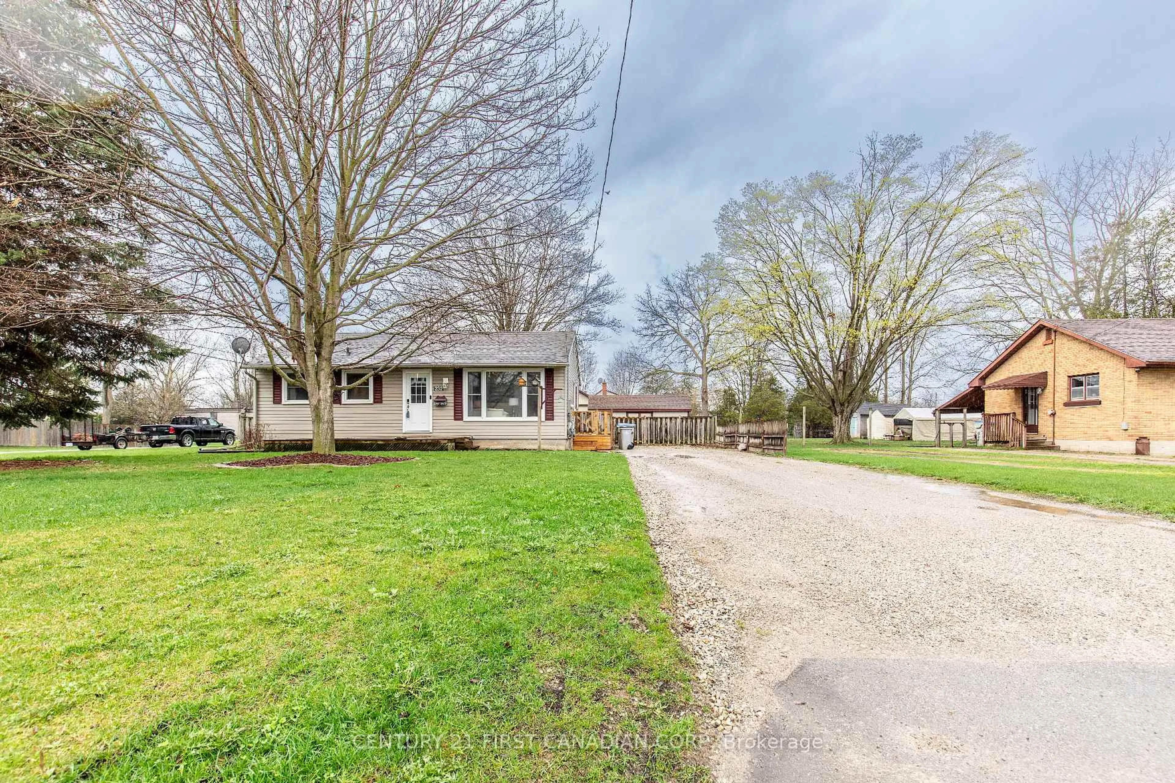 A pic from outside/outdoor area/front of a property/back of a property/a pic from drone, street for 232 Queen St, Strathroy-Caradoc Ontario N7G 2J1