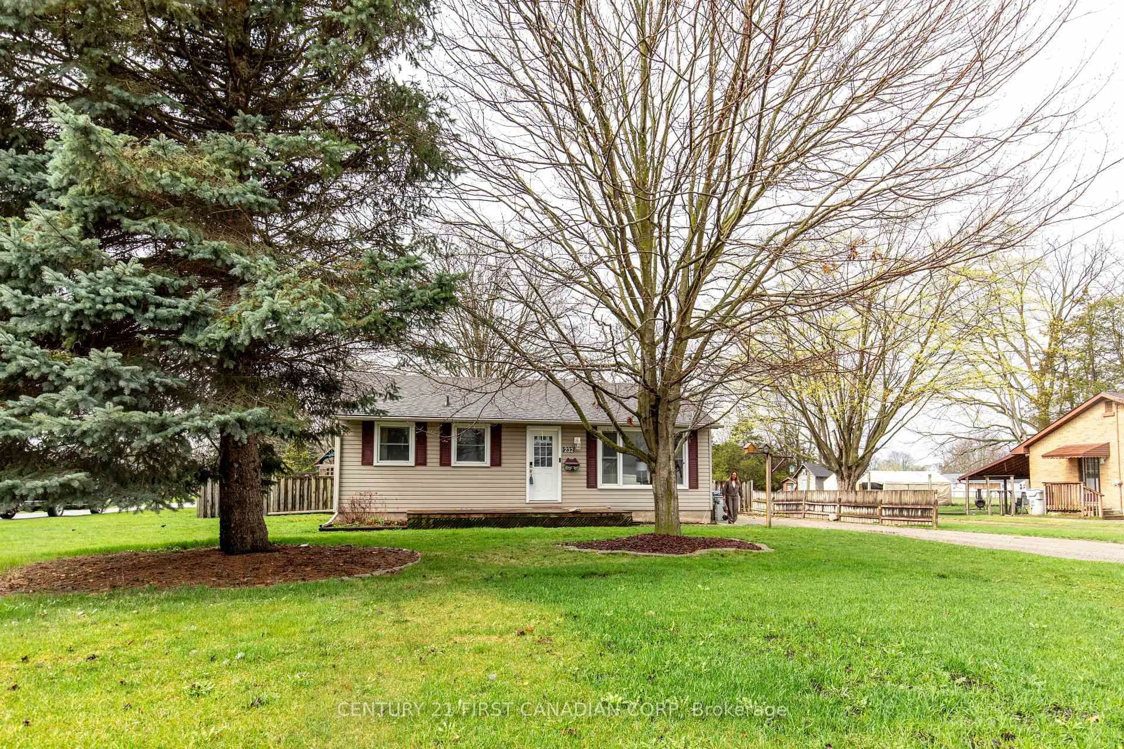 Unknown for 232 Queen St, Strathroy-Caradoc Ontario N7G 2J1