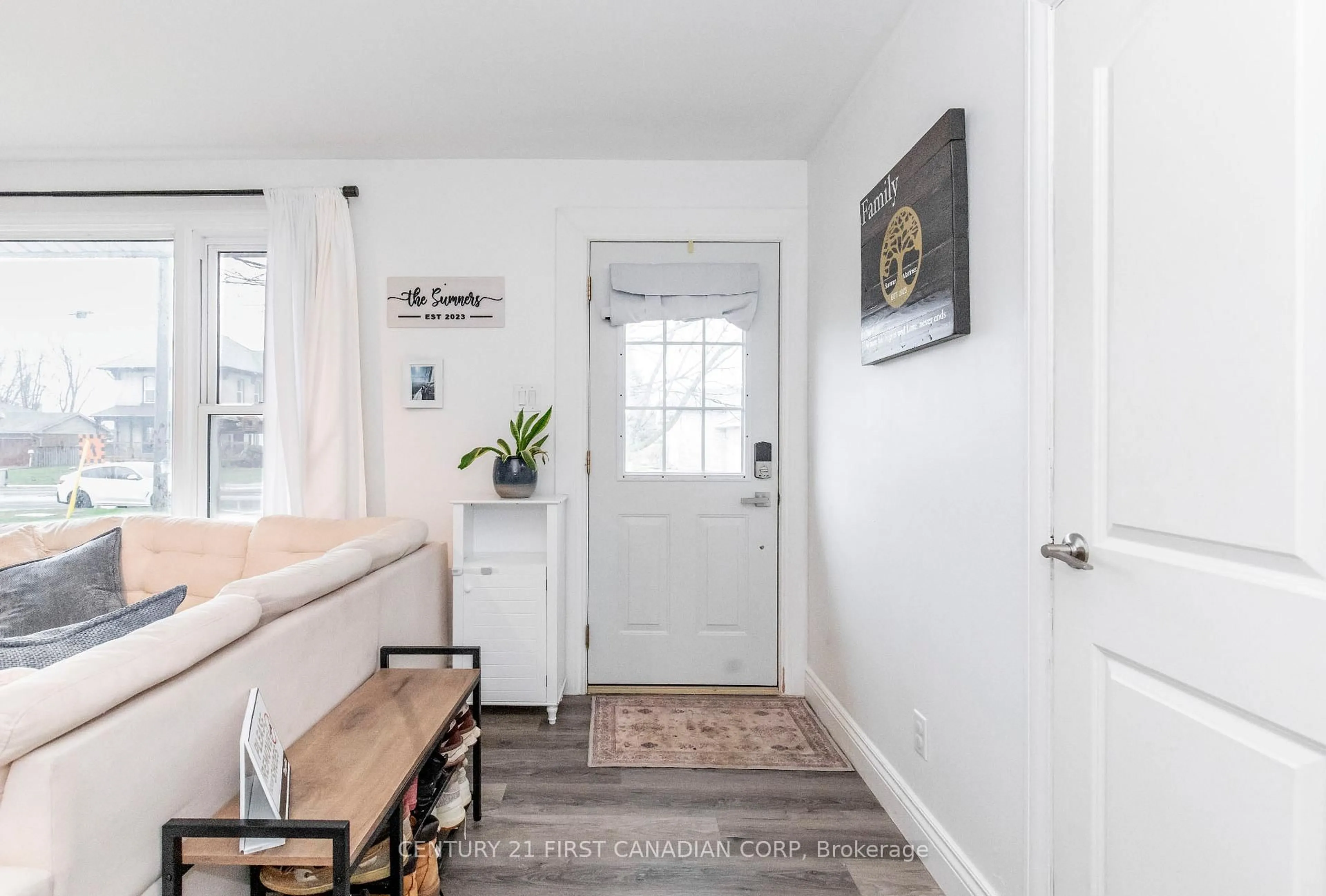 Indoor entryway for 232 Queen St, Strathroy-Caradoc Ontario N7G 2J1