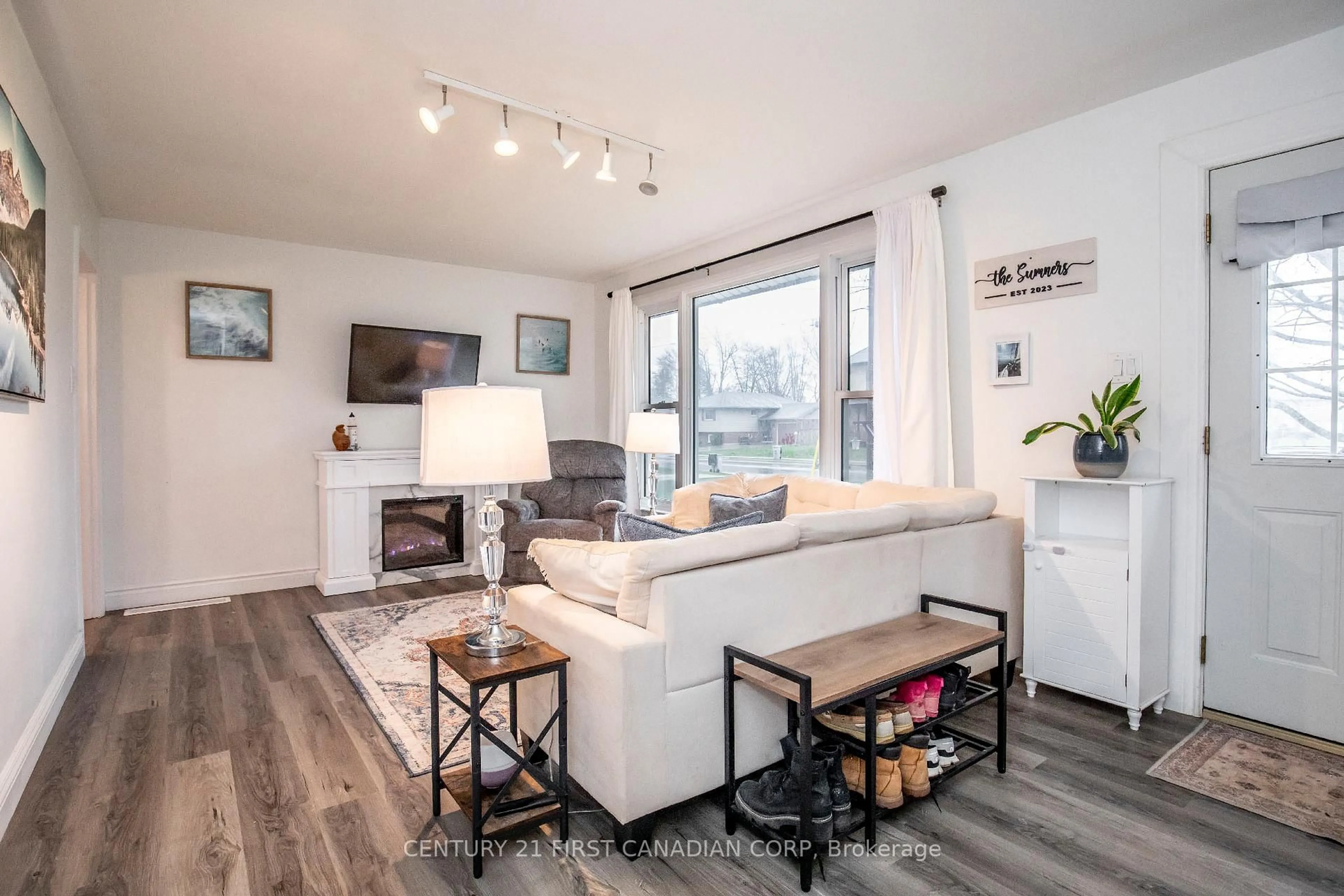 Living room with furniture, wood/laminate floor for 232 Queen St, Strathroy-Caradoc Ontario N7G 2J1