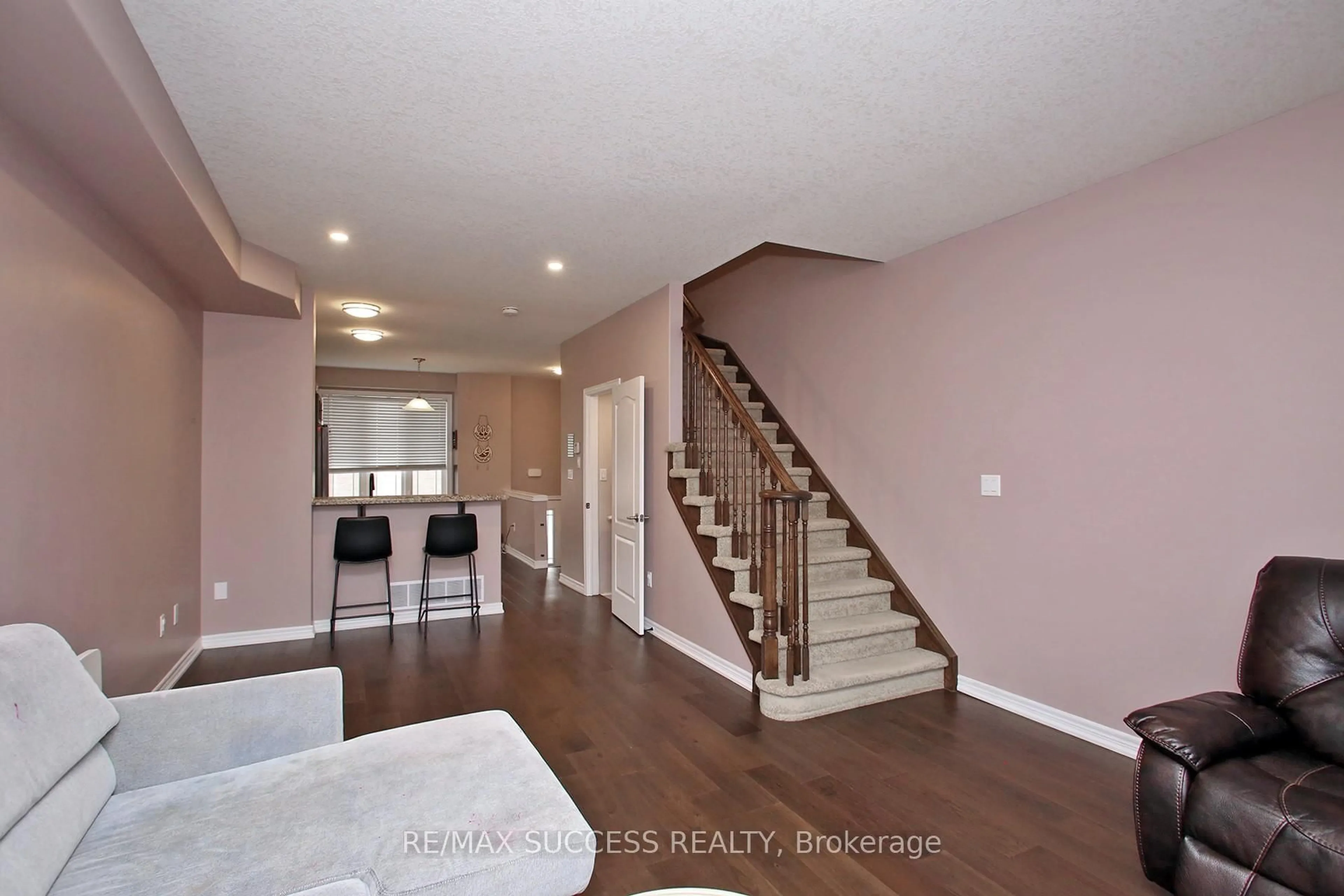 Indoor entryway for 47 Edenrock Dr, Hamilton Ontario L8E 0G6