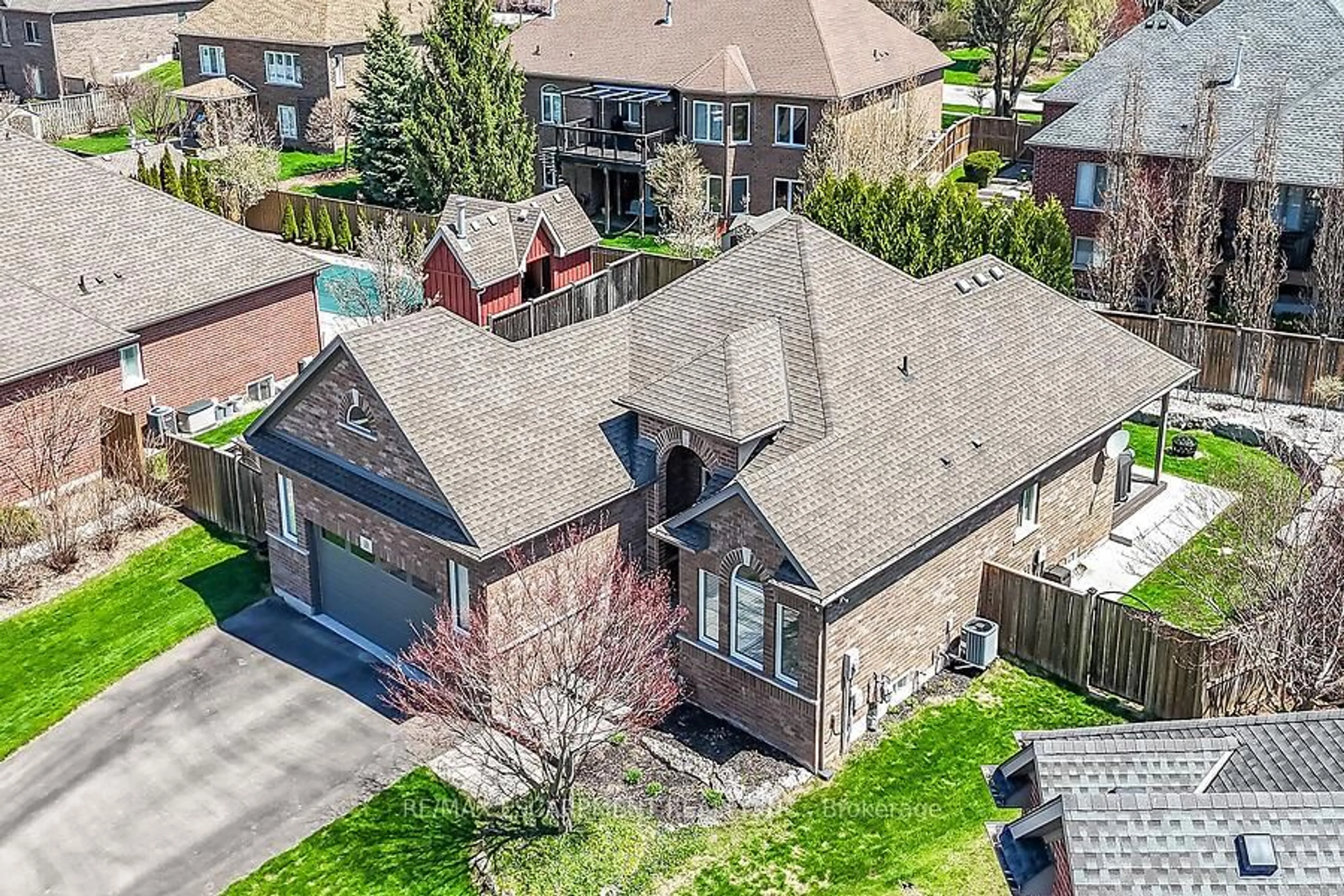 A pic from outside/outdoor area/front of a property/back of a property/a pic from drone, street for 19 Lampman Dr, Pelham Ontario L0S 1C0