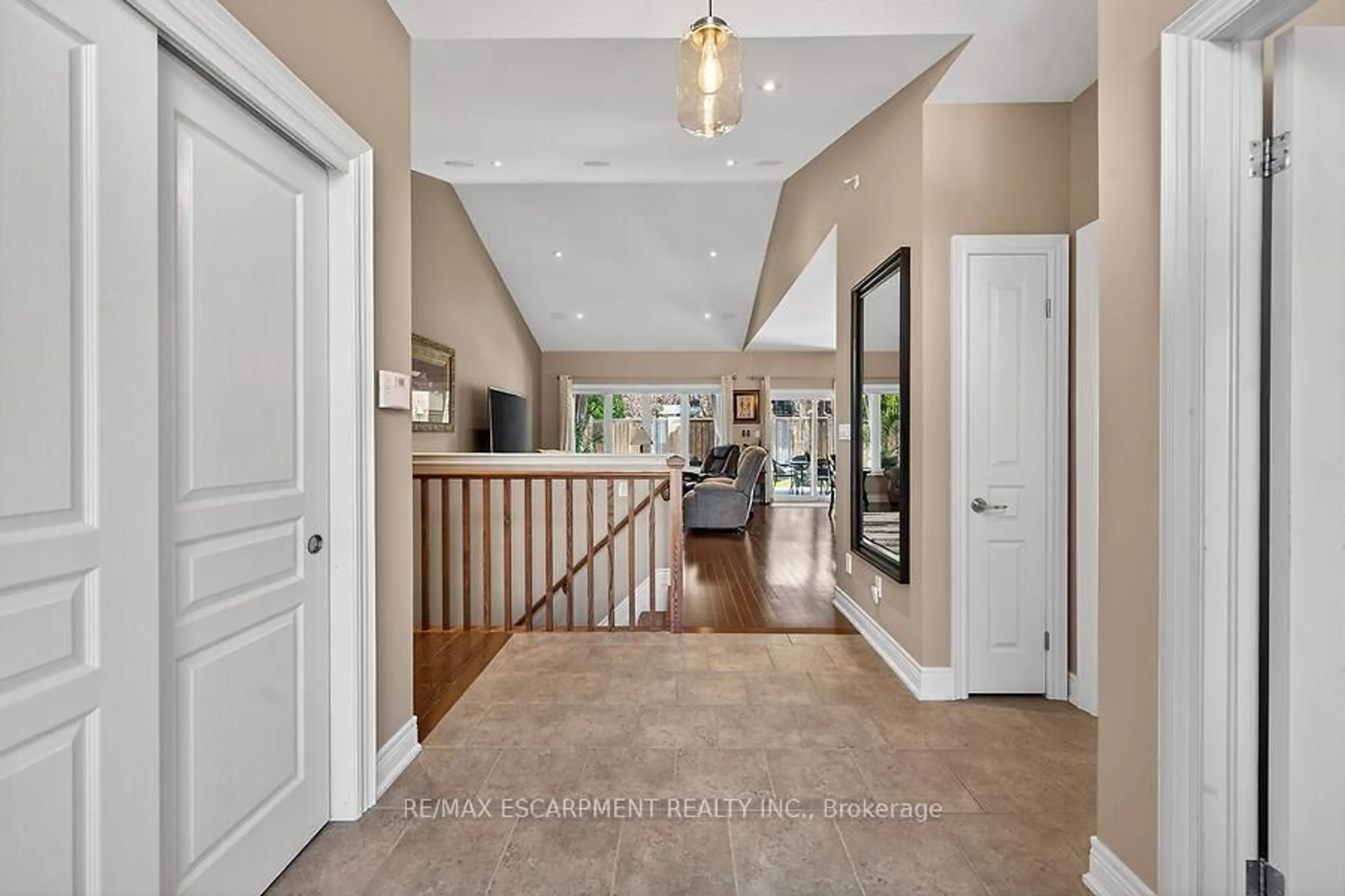Indoor entryway for 19 Lampman Dr, Pelham Ontario L0S 1C0