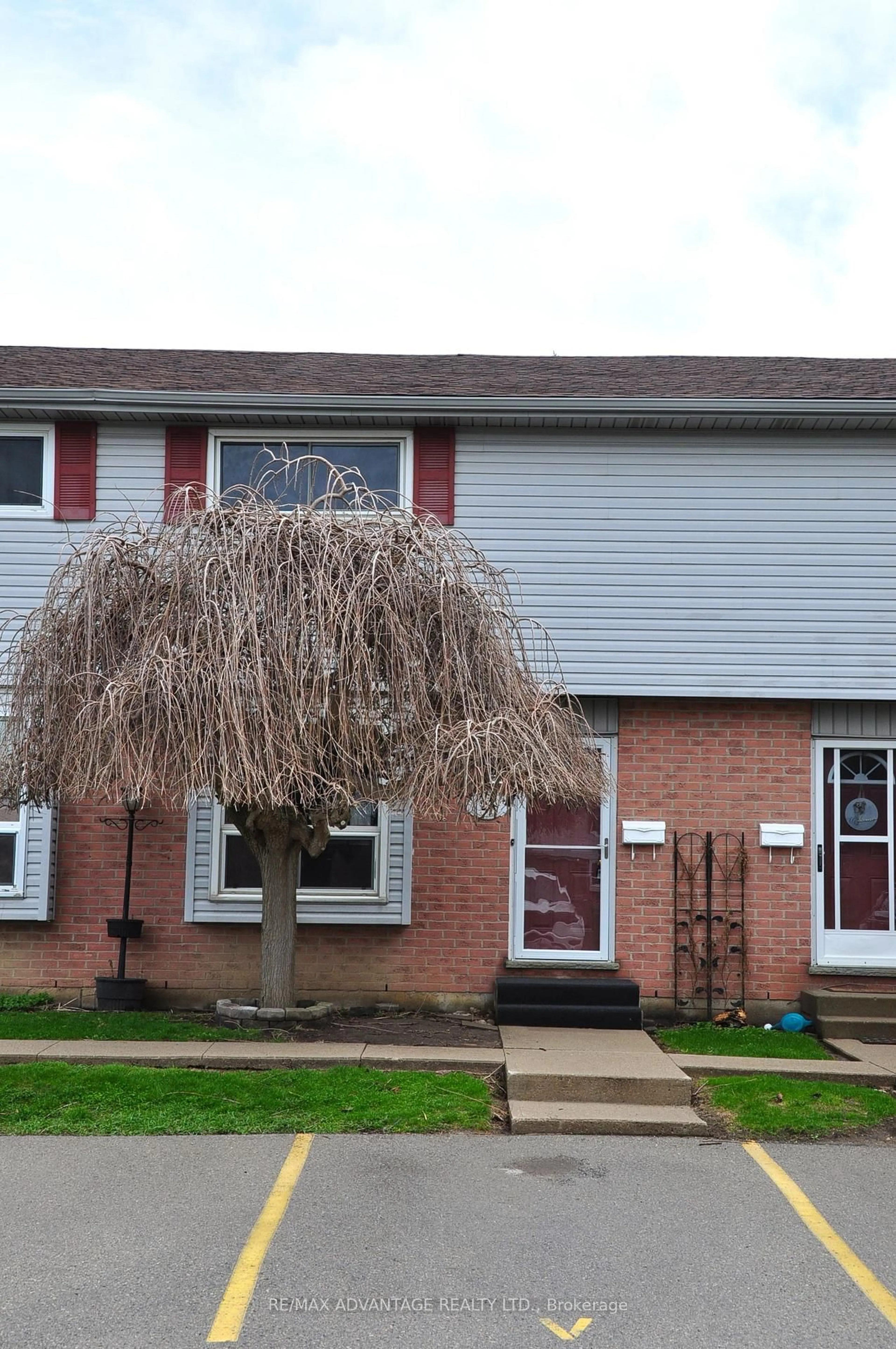 Home with vinyl exterior material, building for 1430 Jalna Blvd #27, London South Ontario N6E 3C1