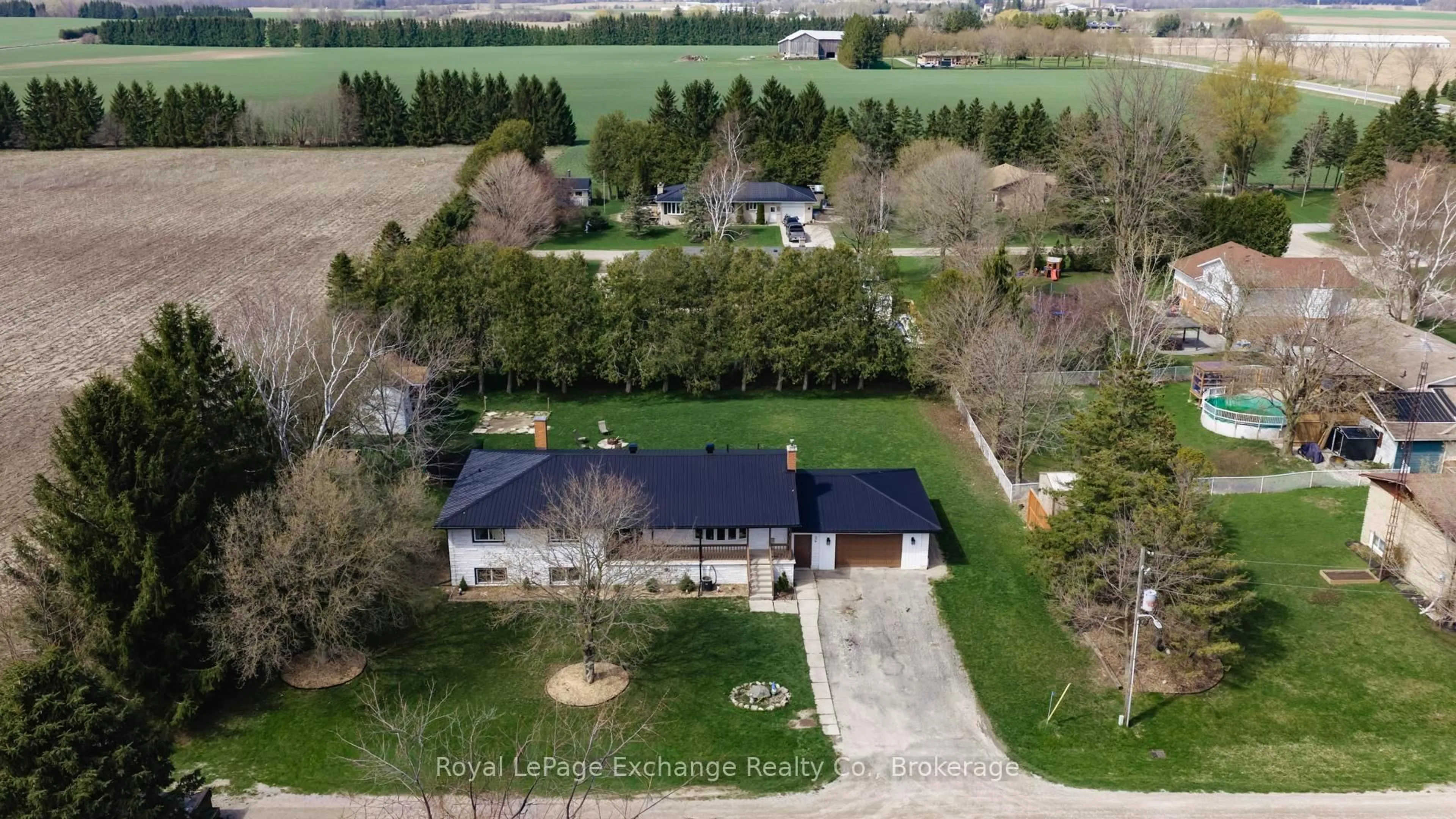 A pic from outside/outdoor area/front of a property/back of a property/a pic from drone, street for 34 Queen Ave, Bluewater Ontario N0M 1J0