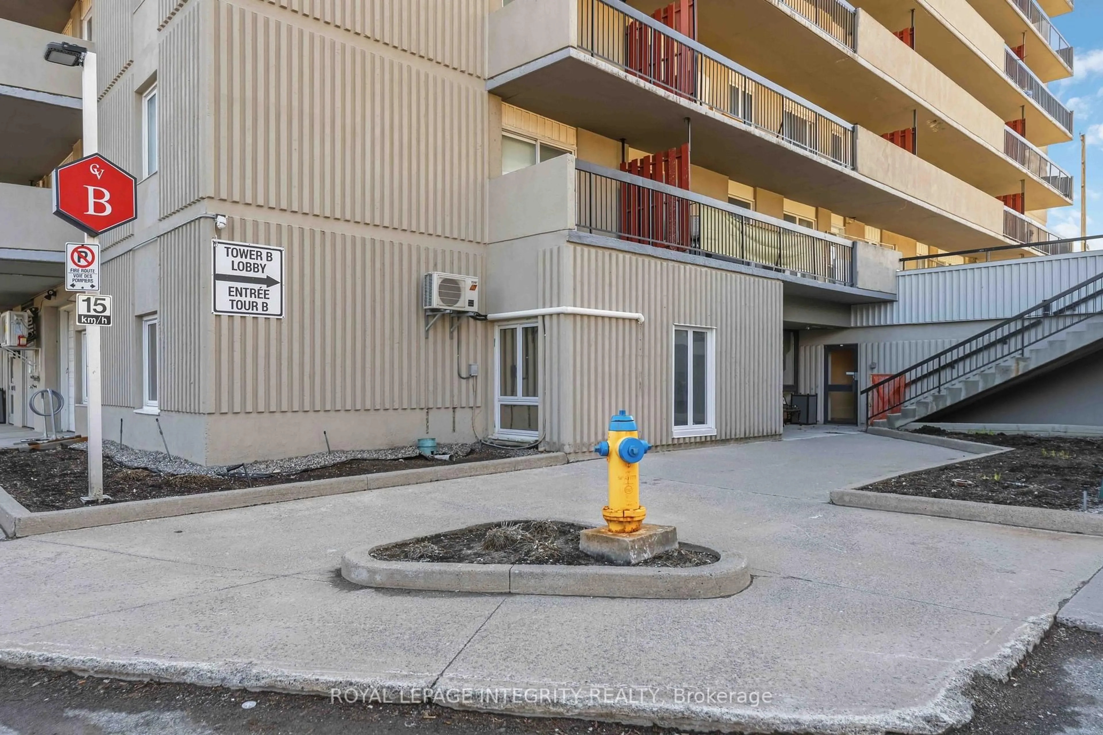 Patio, building for 158 B MCARTHUR Ave #1506, Ottawa Ontario K1L 8C9