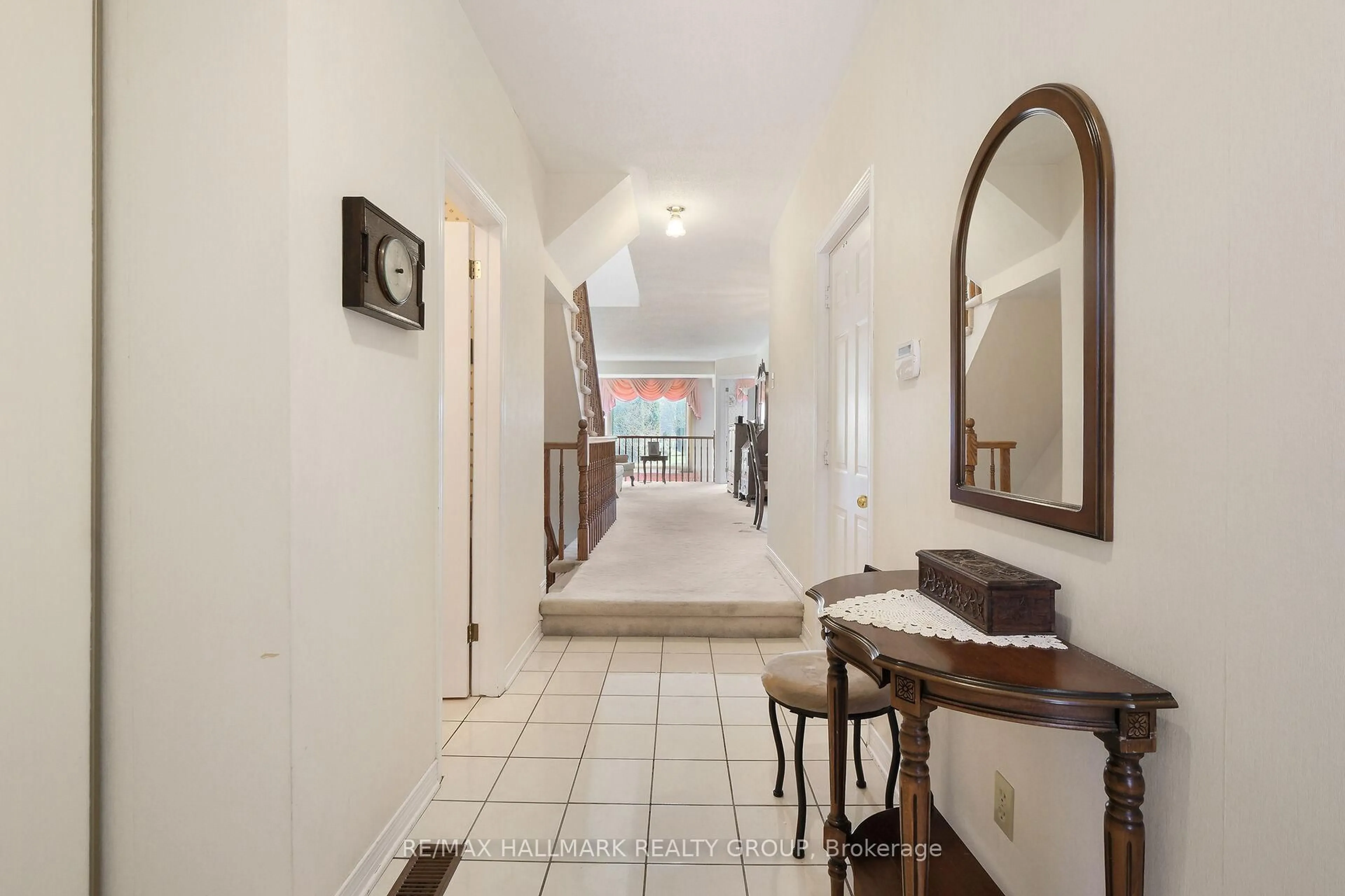 Indoor foyer for 175 Dunbarton Crt, Ottawa Ontario K1K 4L7