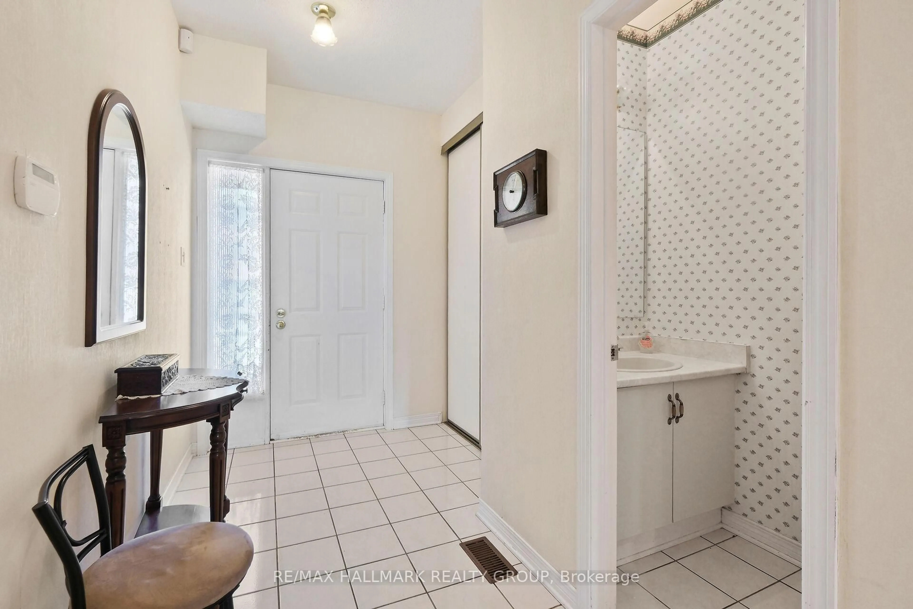 Indoor entryway for 175 Dunbarton Crt, Ottawa Ontario K1K 4L7