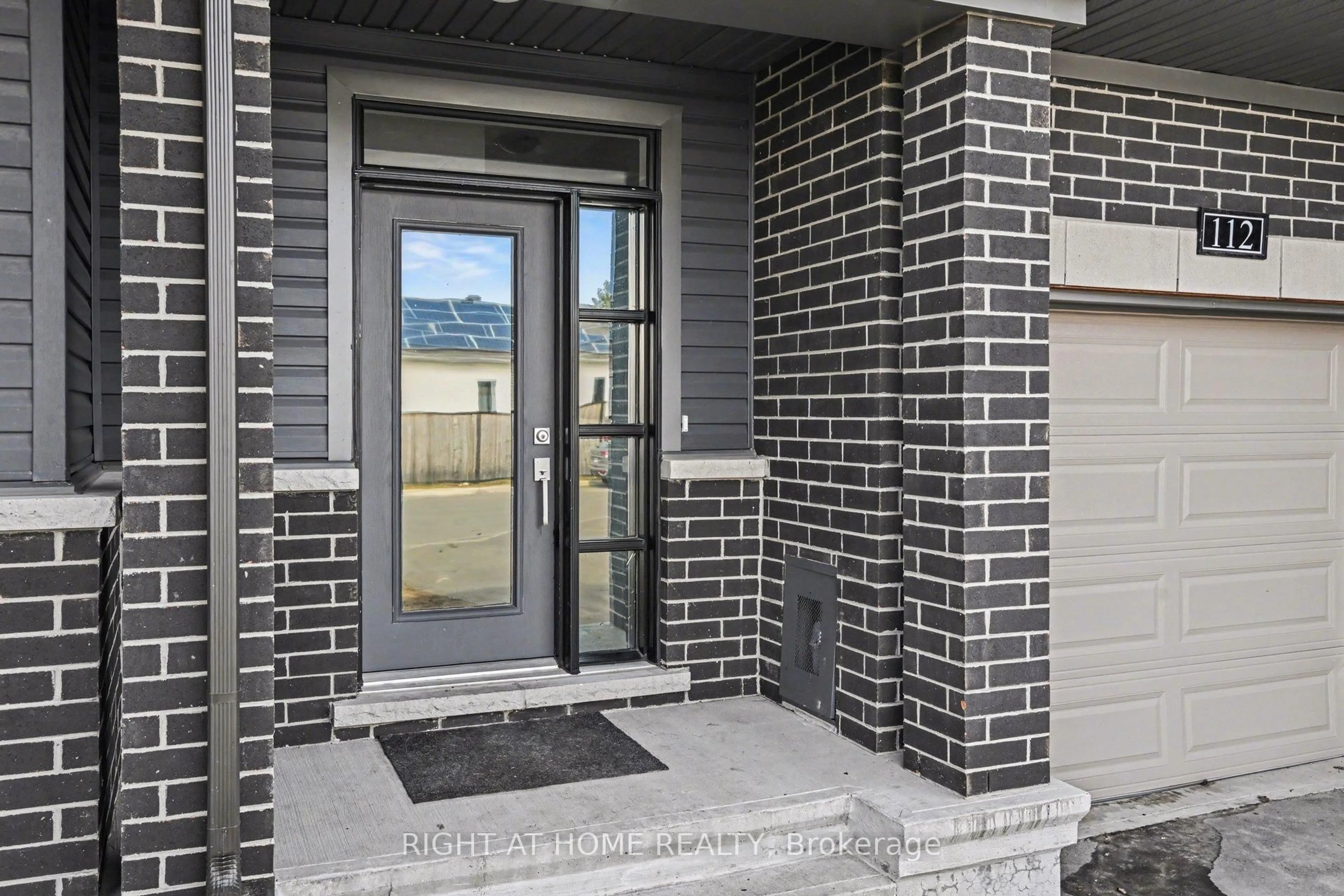 Unknown for 112 Attwell Private, Kanata Ontario K2K 0H7