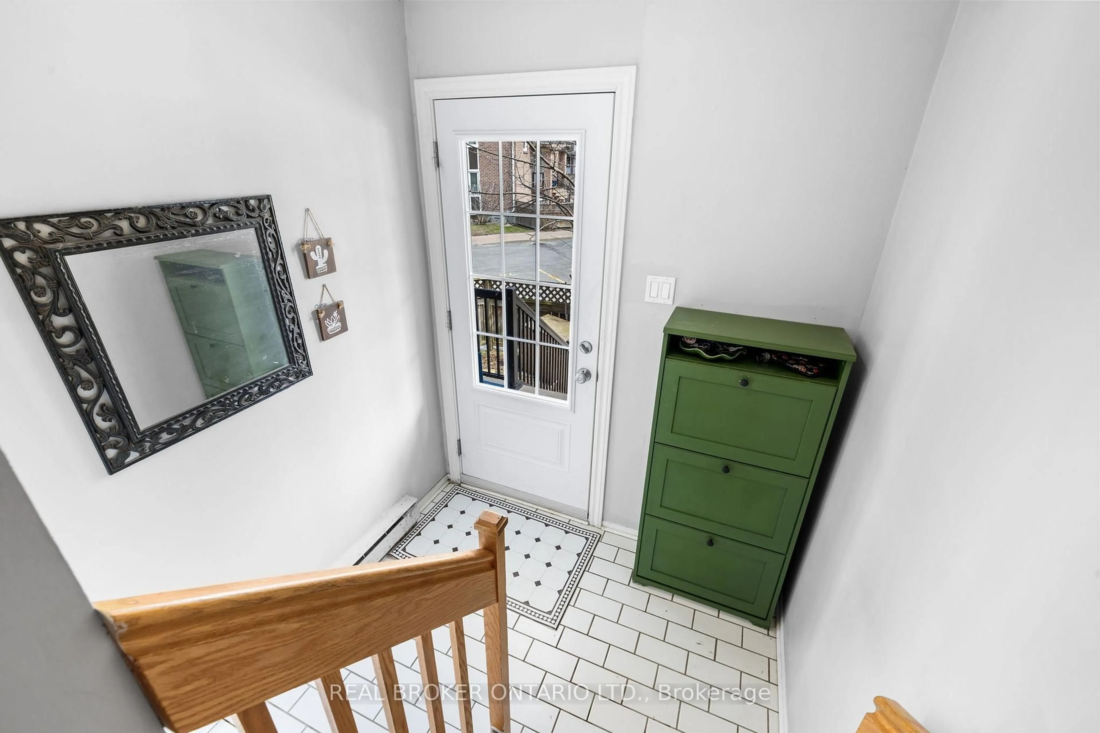 Indoor entryway for 7 Timberview Way #3, Ottawa Ontario K2H 9M5