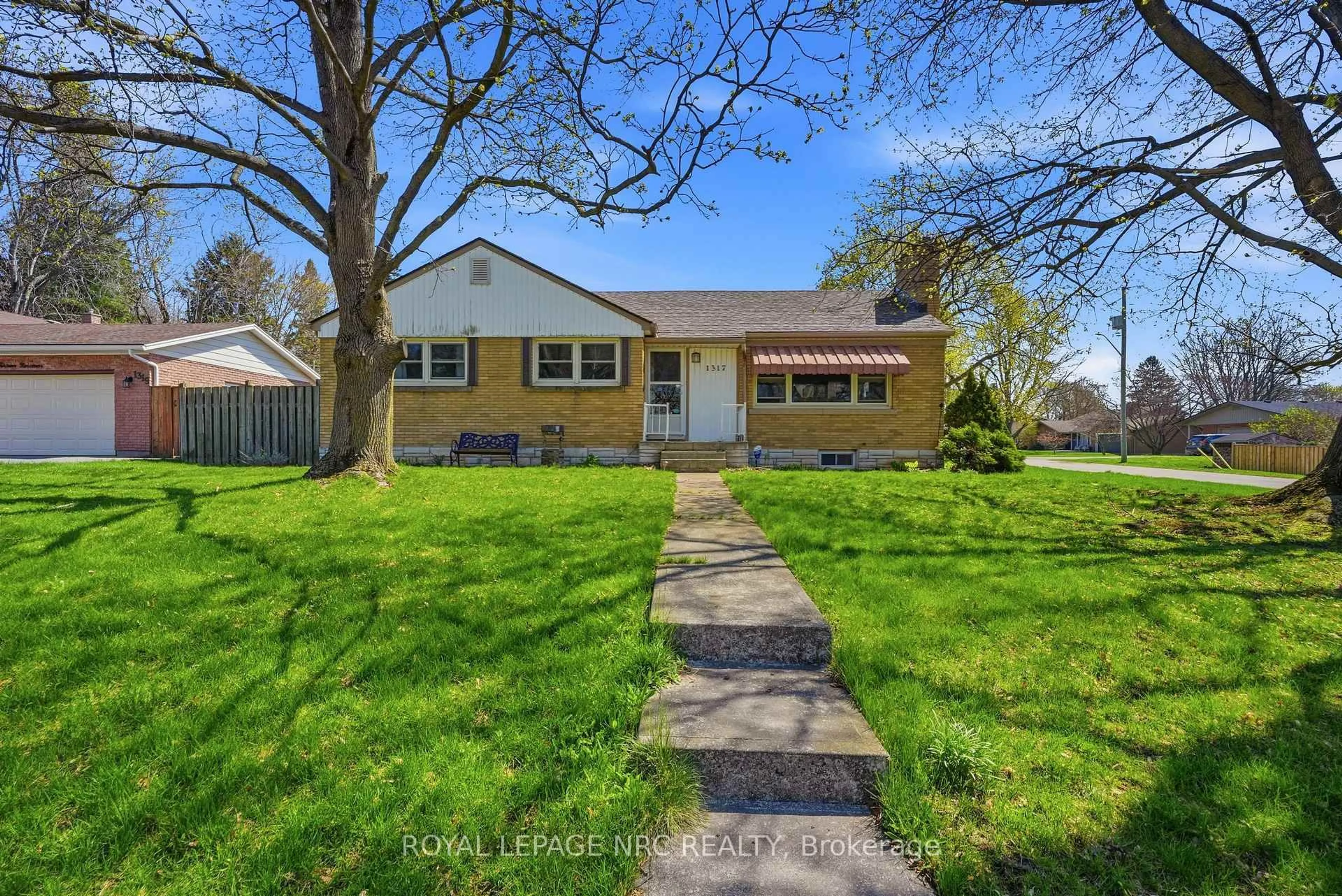 Home with vinyl exterior material, street for 1317 Haist St, Pelham Ontario L0S 1E0