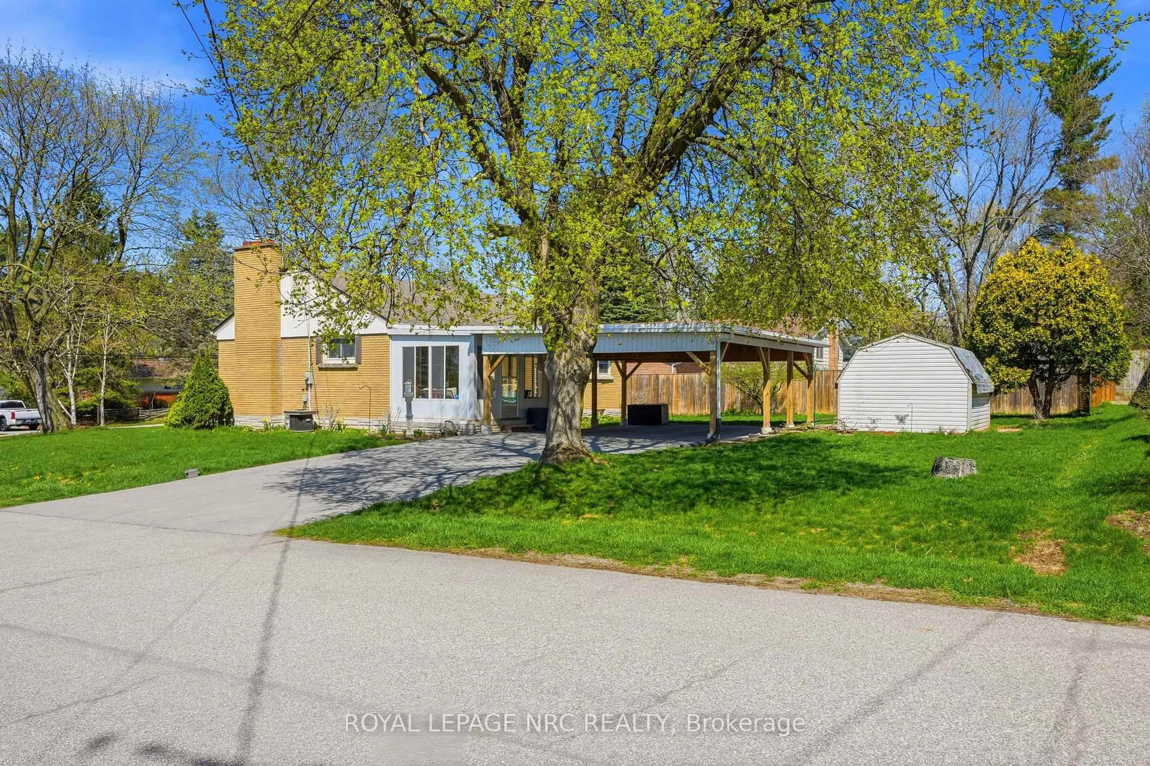 A pic from outside/outdoor area/front of a property/back of a property/a pic from drone, street for 1317 Haist St, Pelham Ontario L0S 1E0