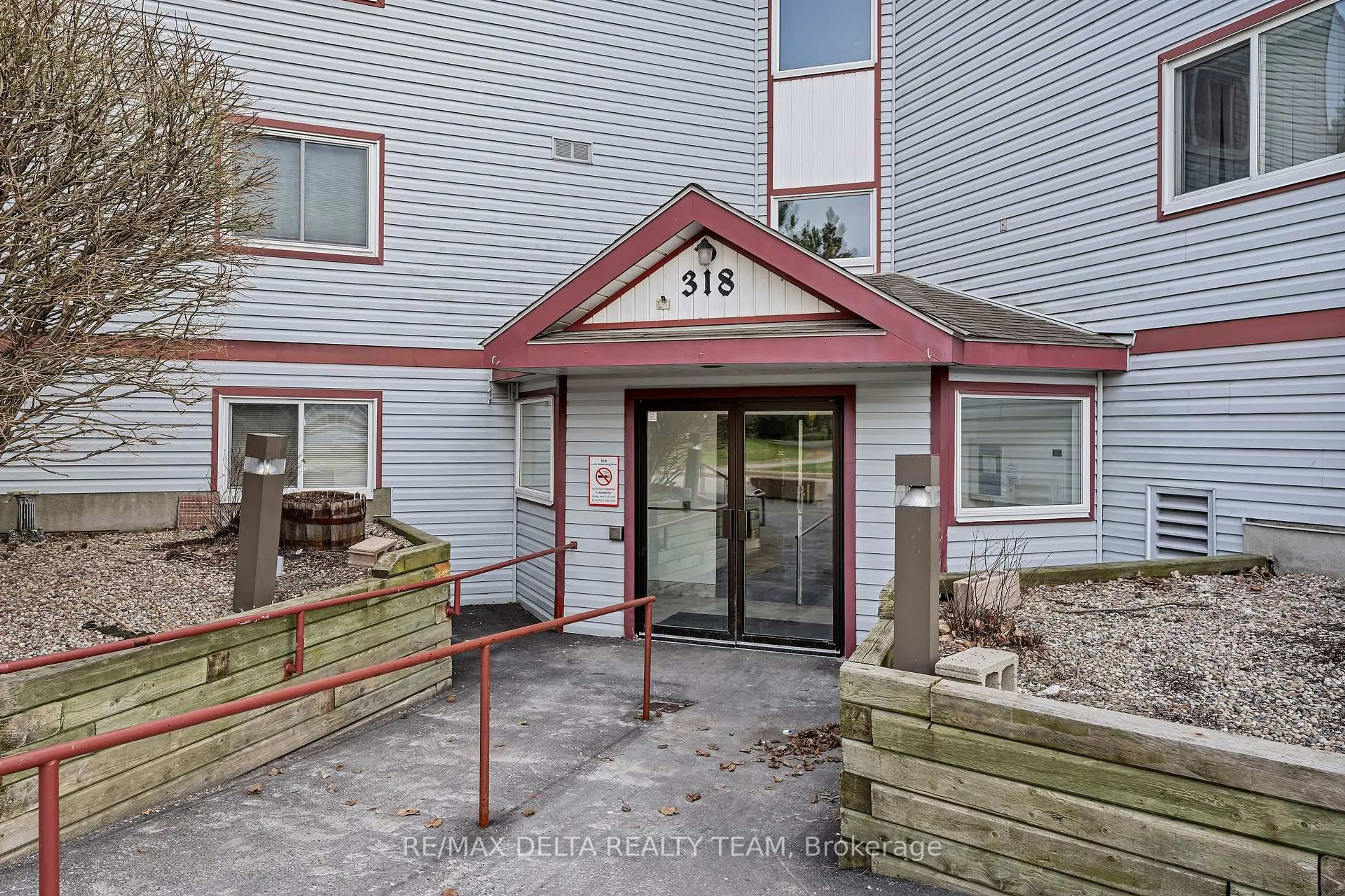 Indoor foyer for 318 LORRY GREENBERG Dr #119, Ottawa Ontario K1T 2R5