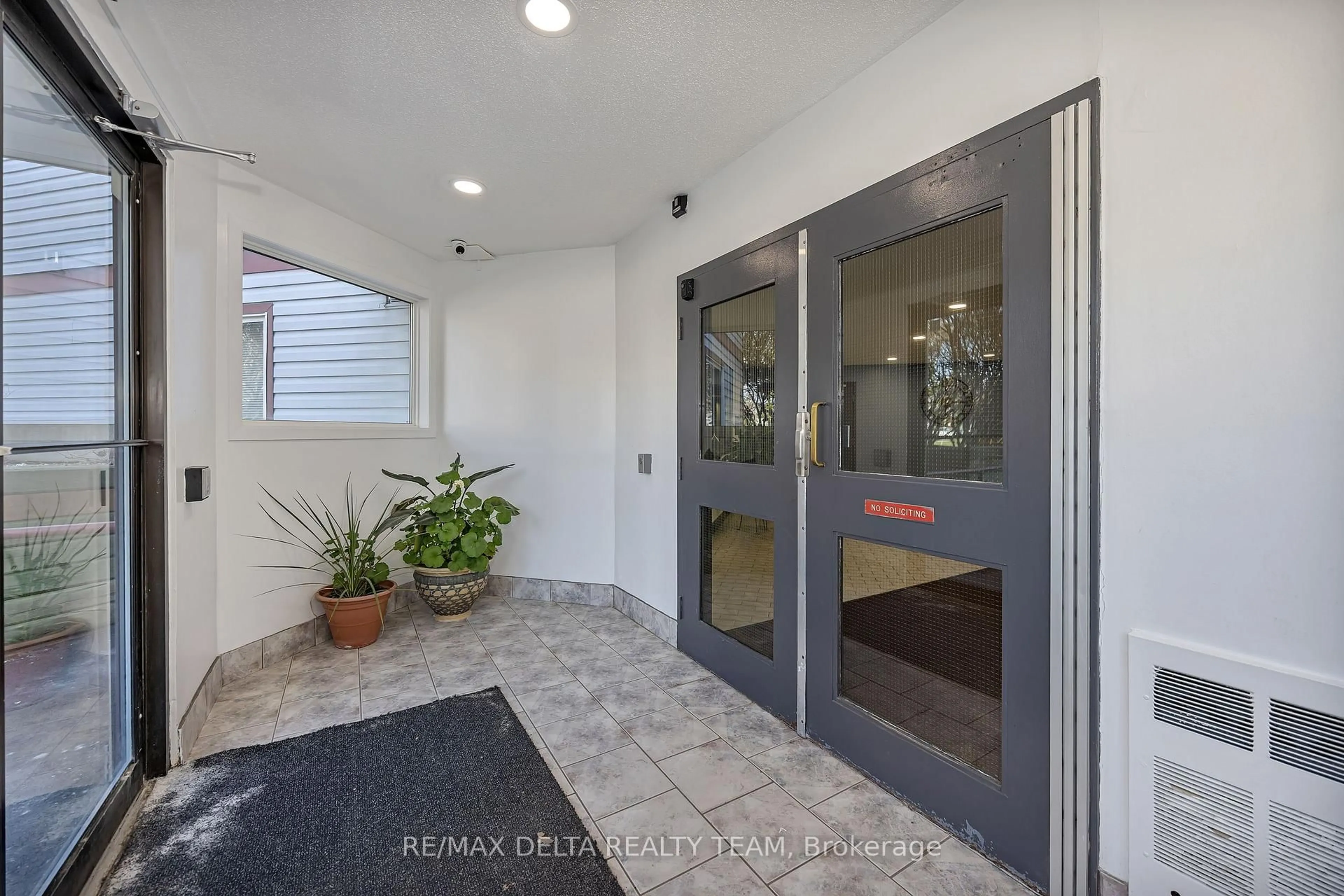 Indoor entryway for 318 LORRY GREENBERG Dr #119, Ottawa Ontario K1T 2R5