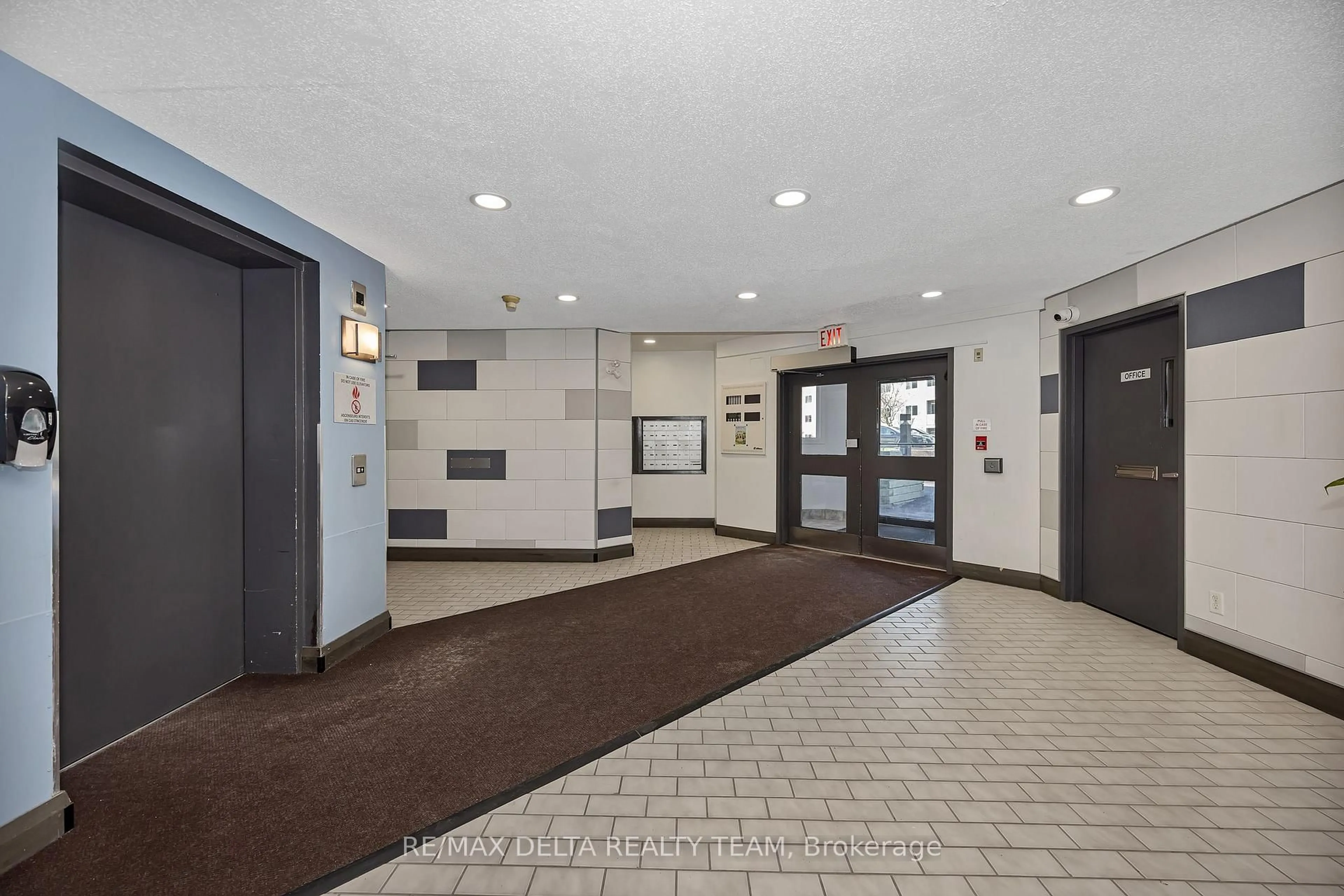 Indoor foyer for 318 LORRY GREENBERG Dr #119, Ottawa Ontario K1T 2R5
