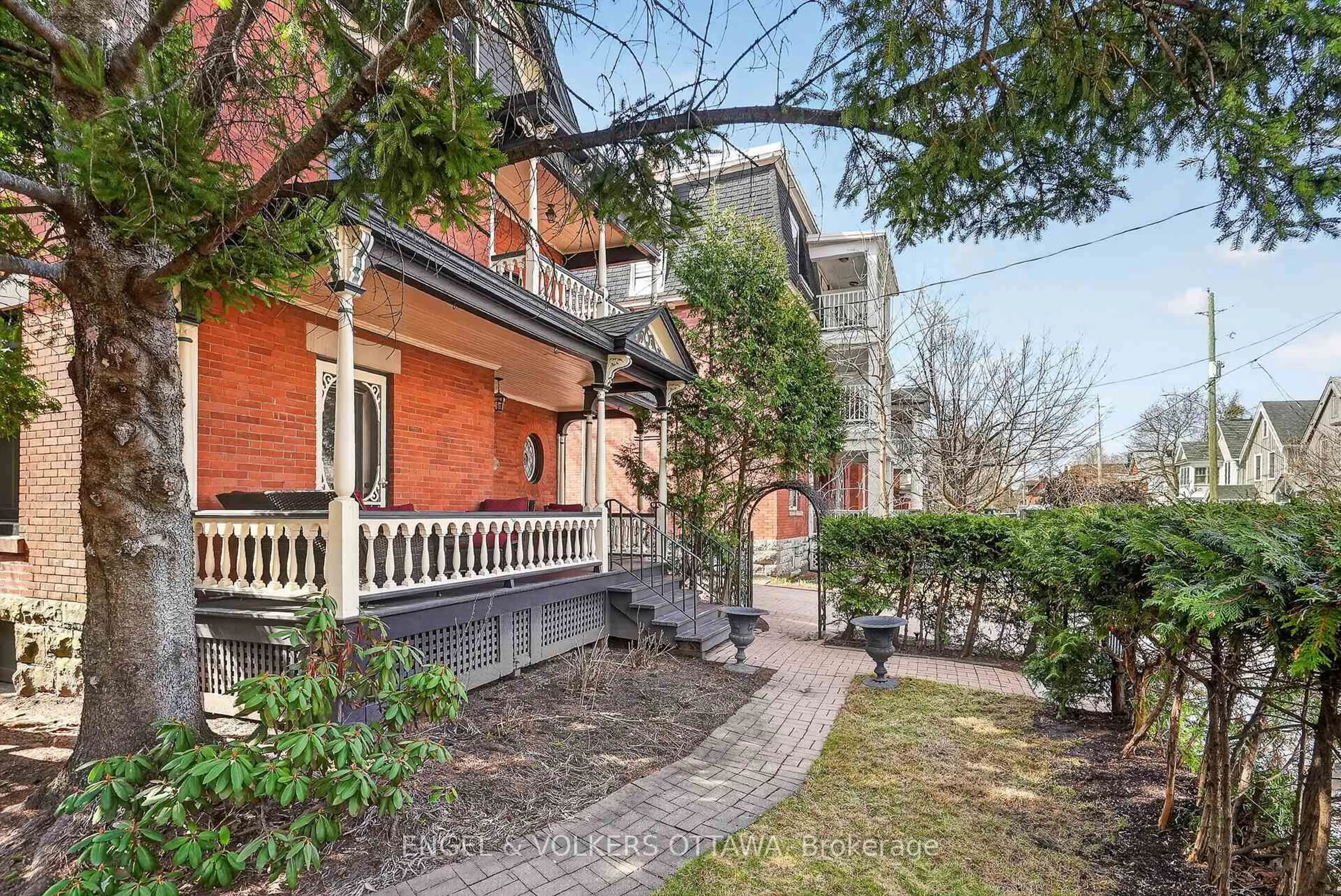 Unknown for 110 Waverley St, Ottawa Ontario K2P 0V4