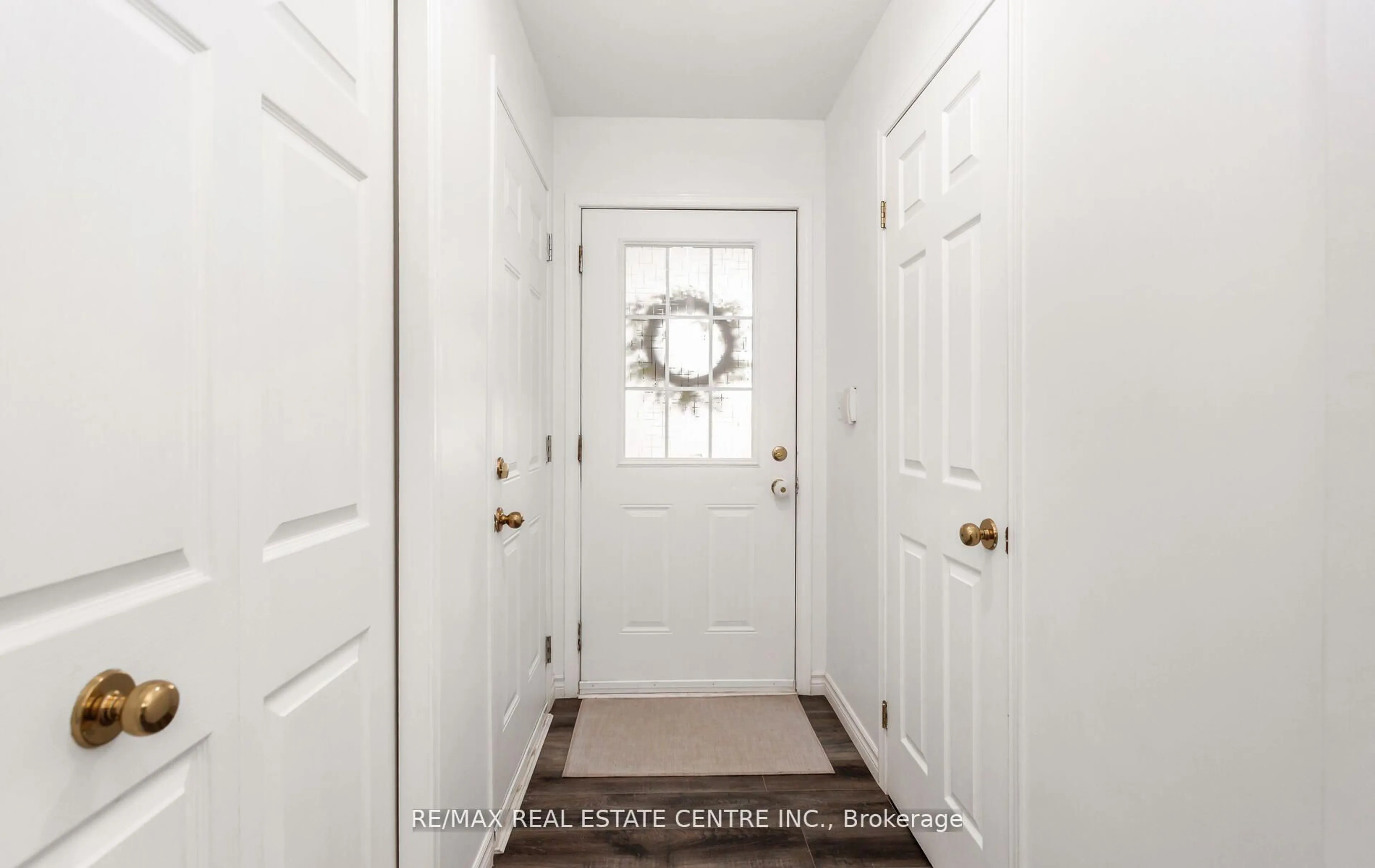 Indoor entryway for 230 Sophia Cres, Kitchener Ontario N2R 1X8