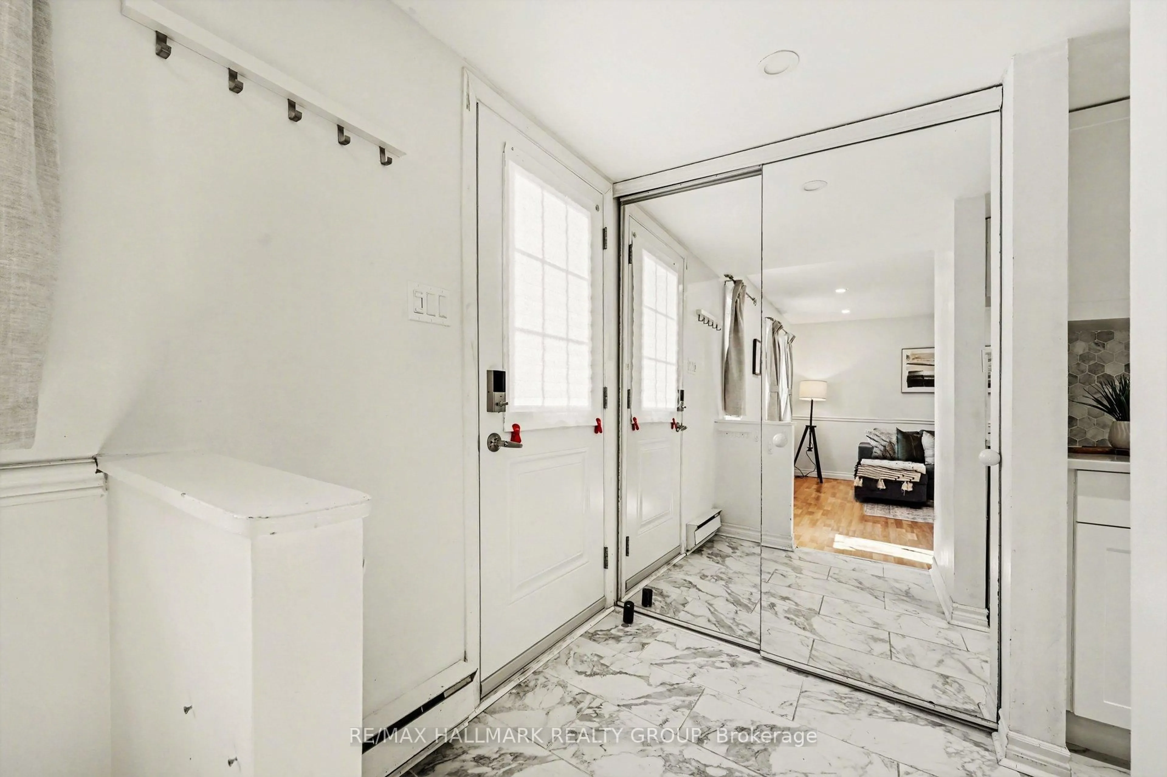 Indoor entryway for 1204 Shillington Ave #15, Ottawa Ontario K1Z 7Z4