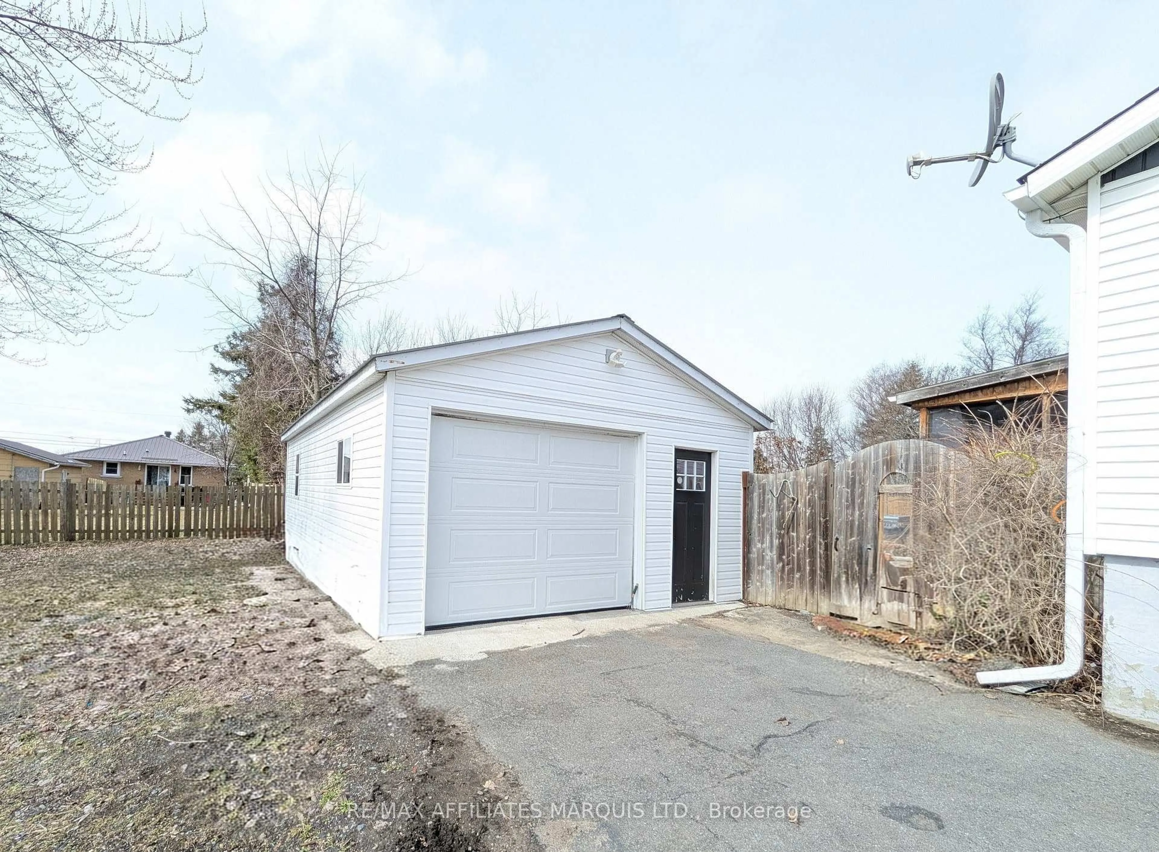 Indoor garage for 3300 Poirier Ave, Cornwall Ontario K6K 1E1