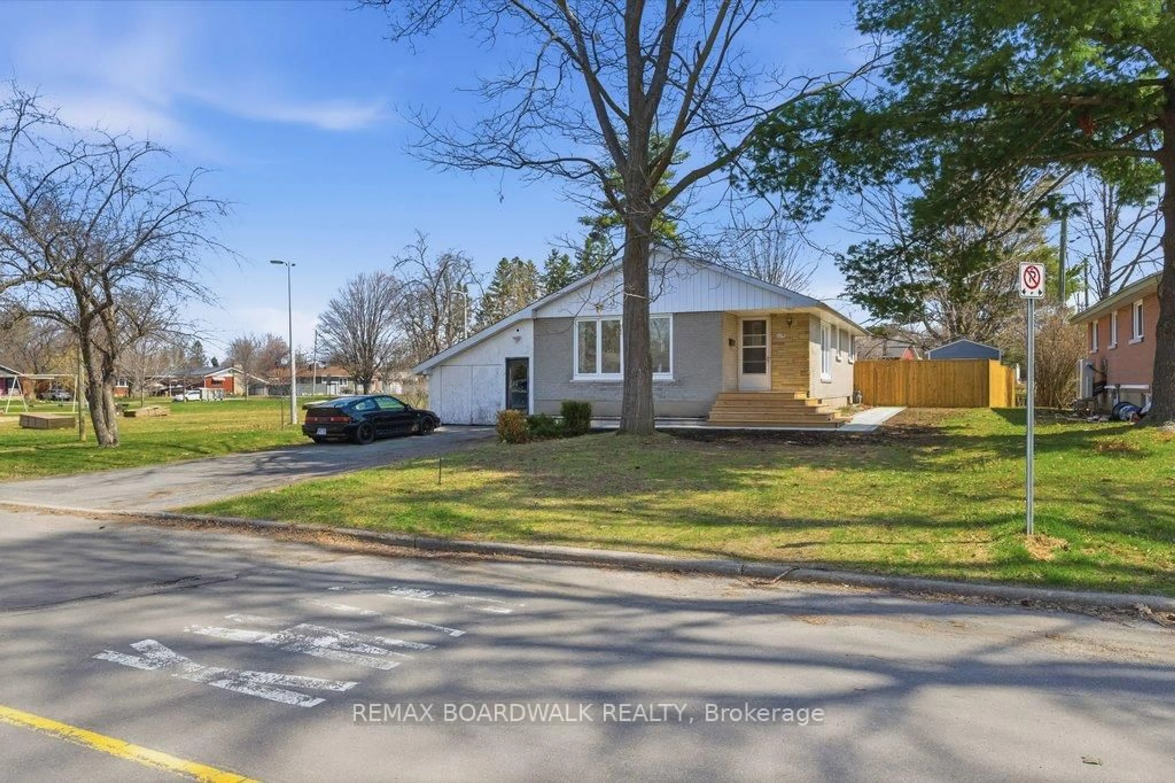 A pic from outside/outdoor area/front of a property/back of a property/a pic from drone, street for 1279 Adirondack Dr, Ottawa Ontario K2C 2V7