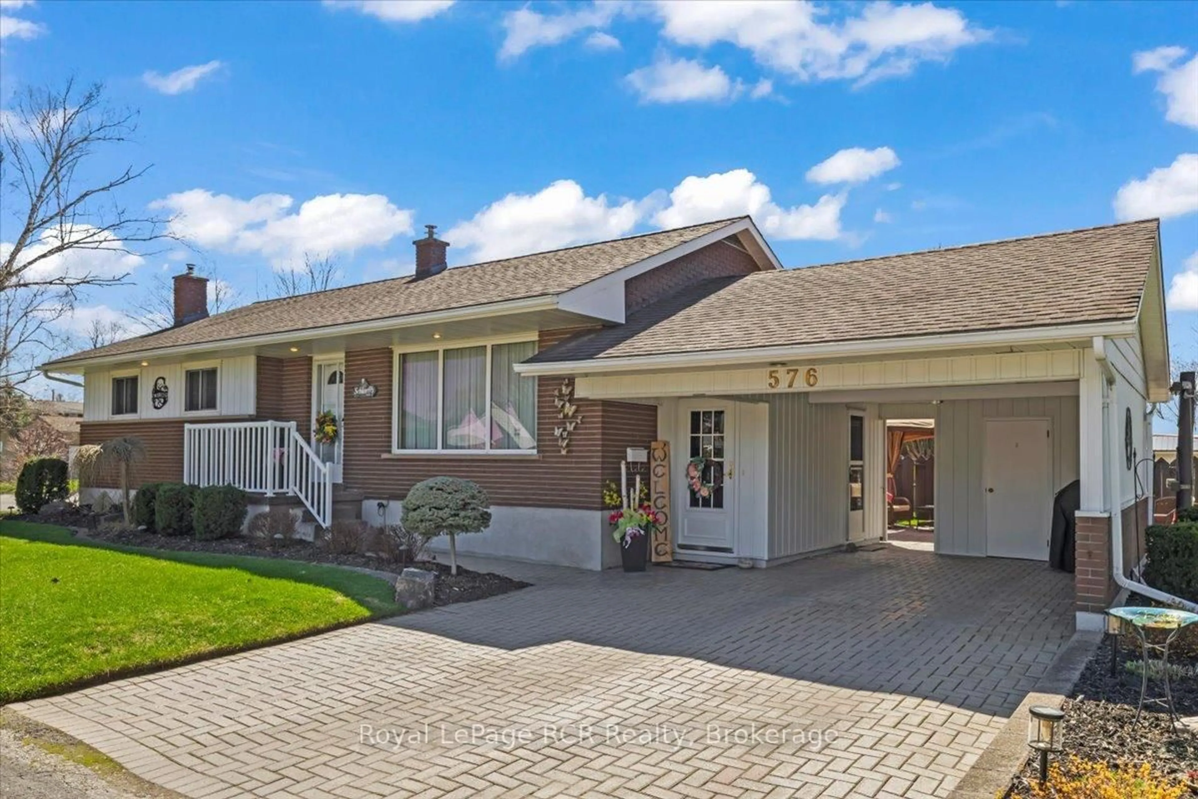 Home with vinyl exterior material, street for 576 17th Ave, Hanover Ontario N4N 3A9