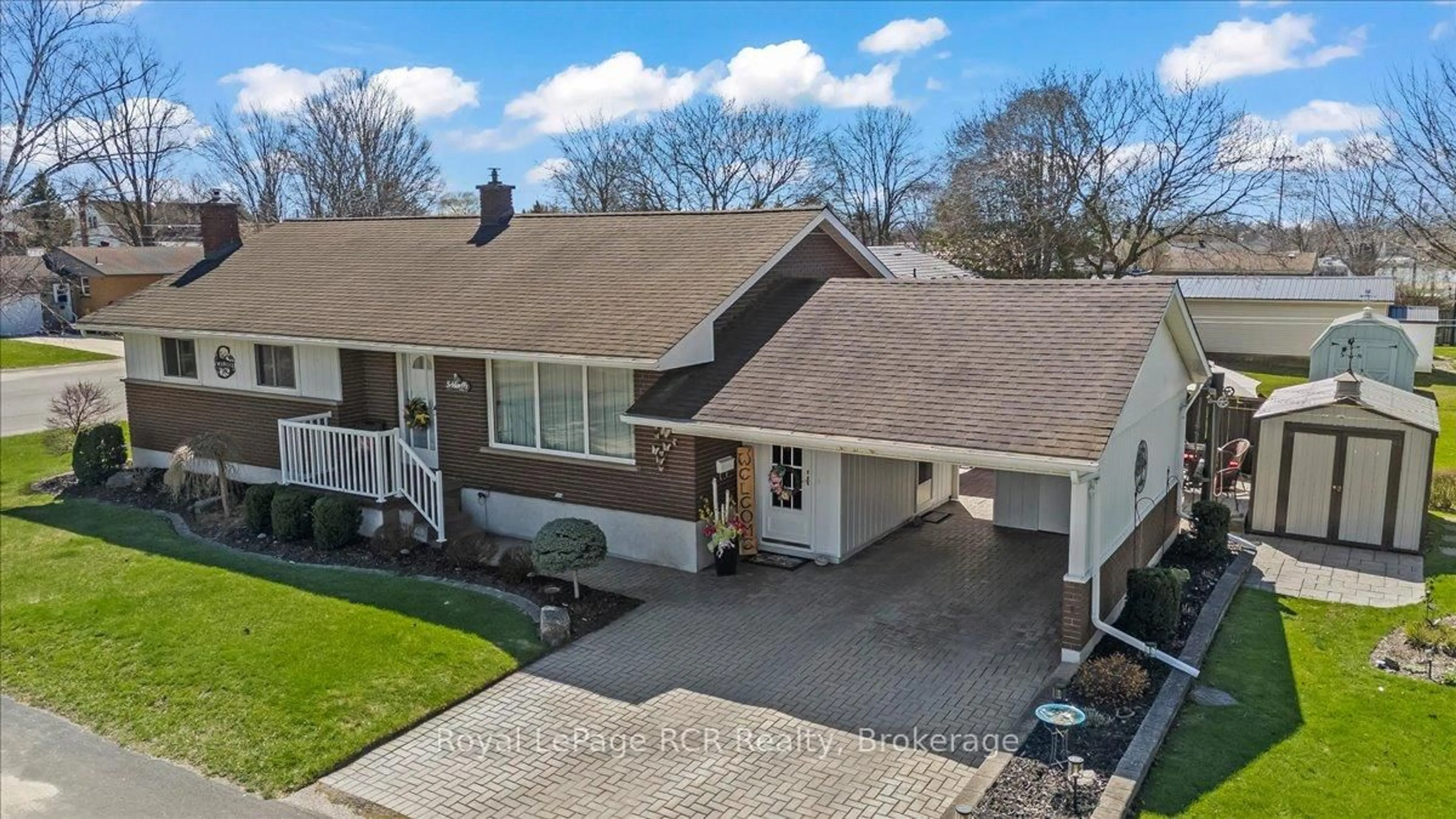 A pic from outside/outdoor area/front of a property/back of a property/a pic from drone, street for 576 17th Ave, Hanover Ontario N4N 3A9