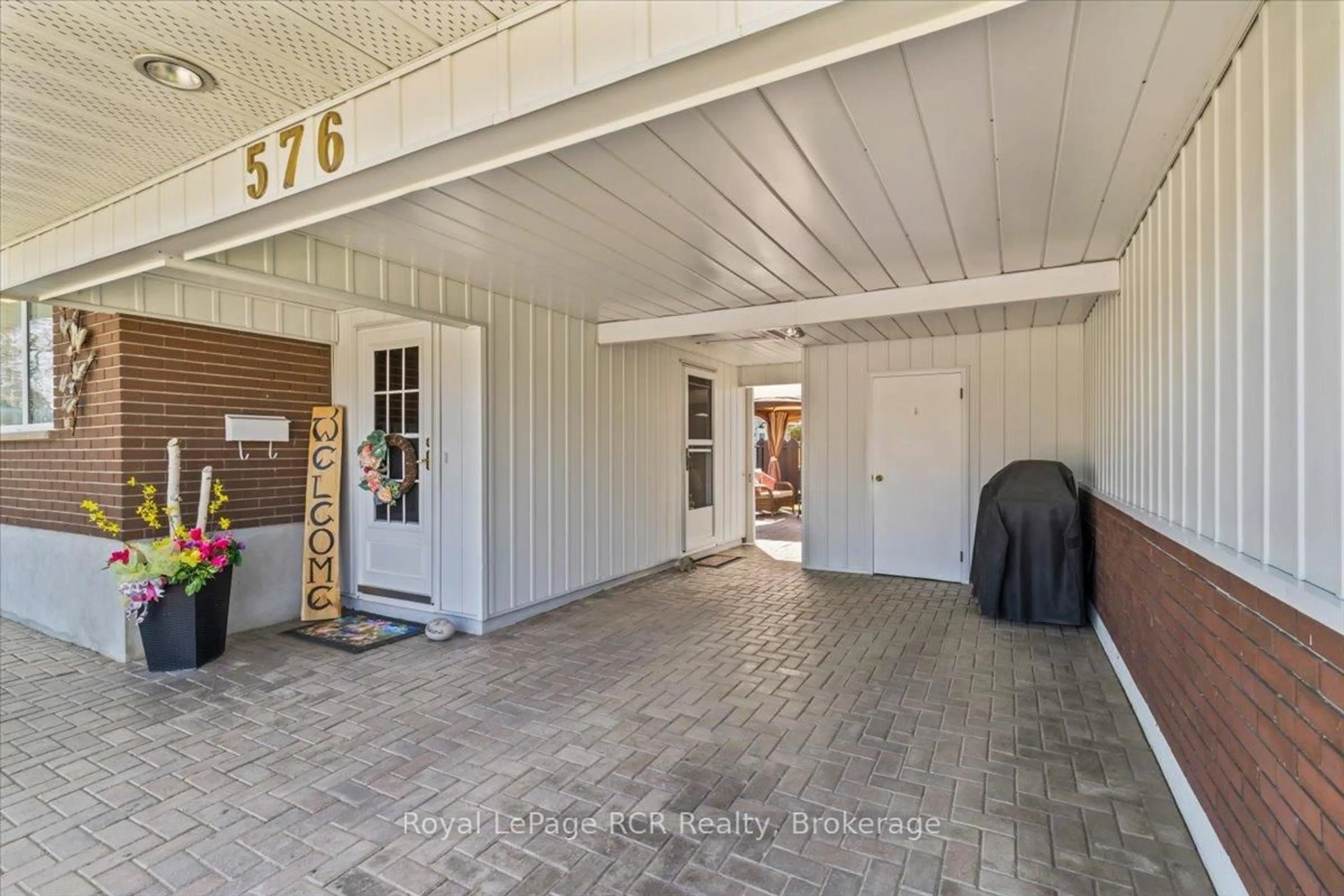 Indoor foyer for 576 17th Ave, Hanover Ontario N4N 3A9