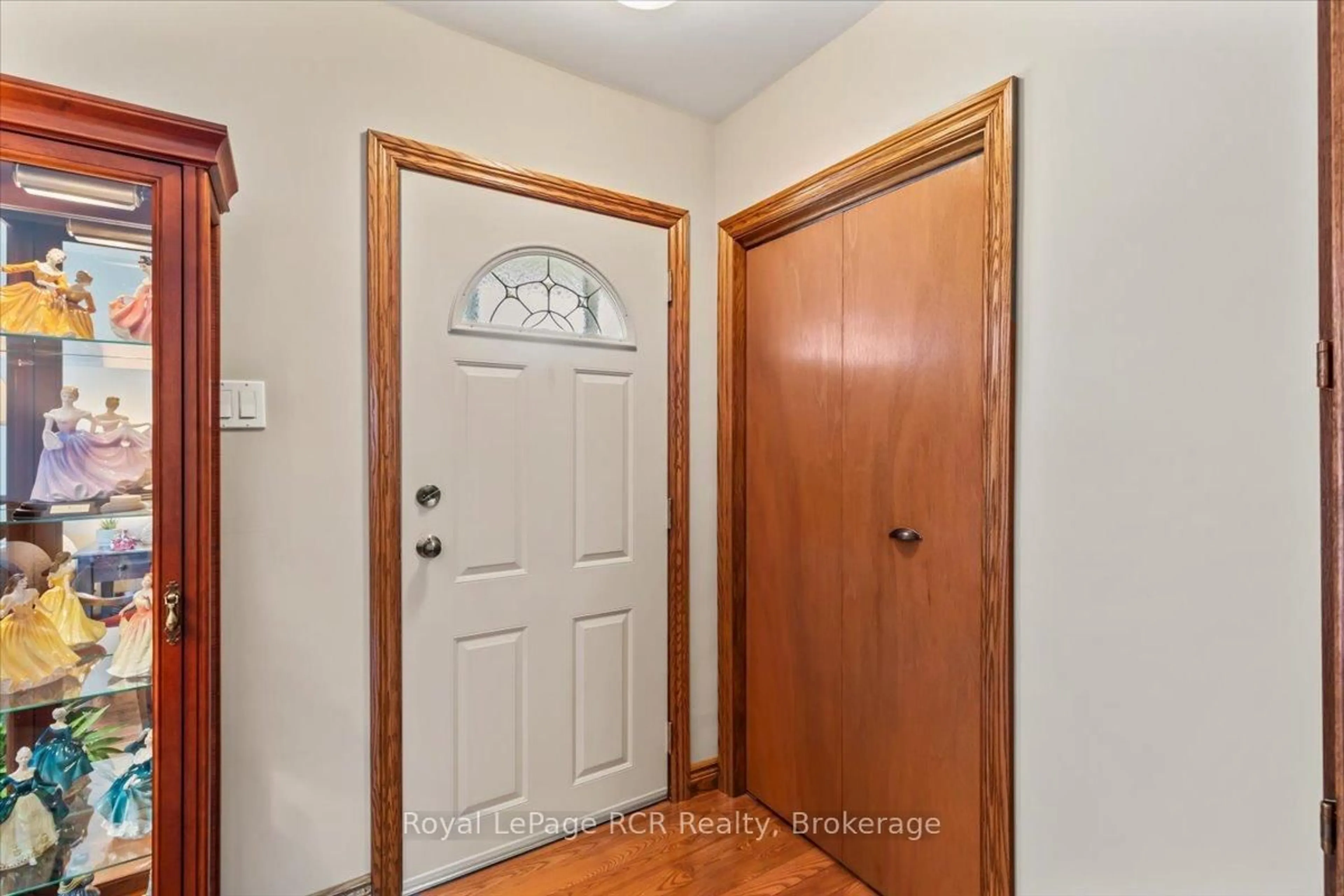 Indoor entryway for 576 17th Ave, Hanover Ontario N4N 3A9